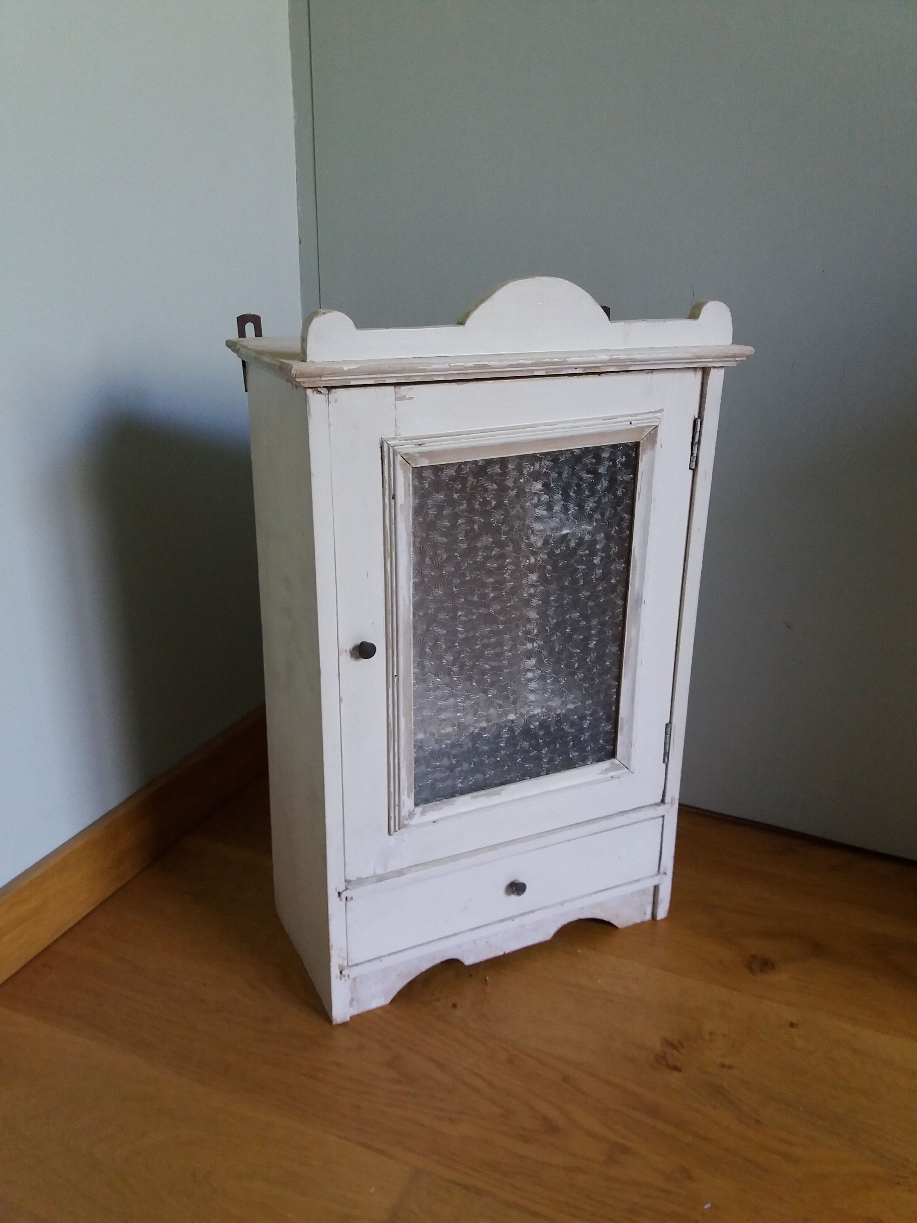 Medicine or toilet cabinet