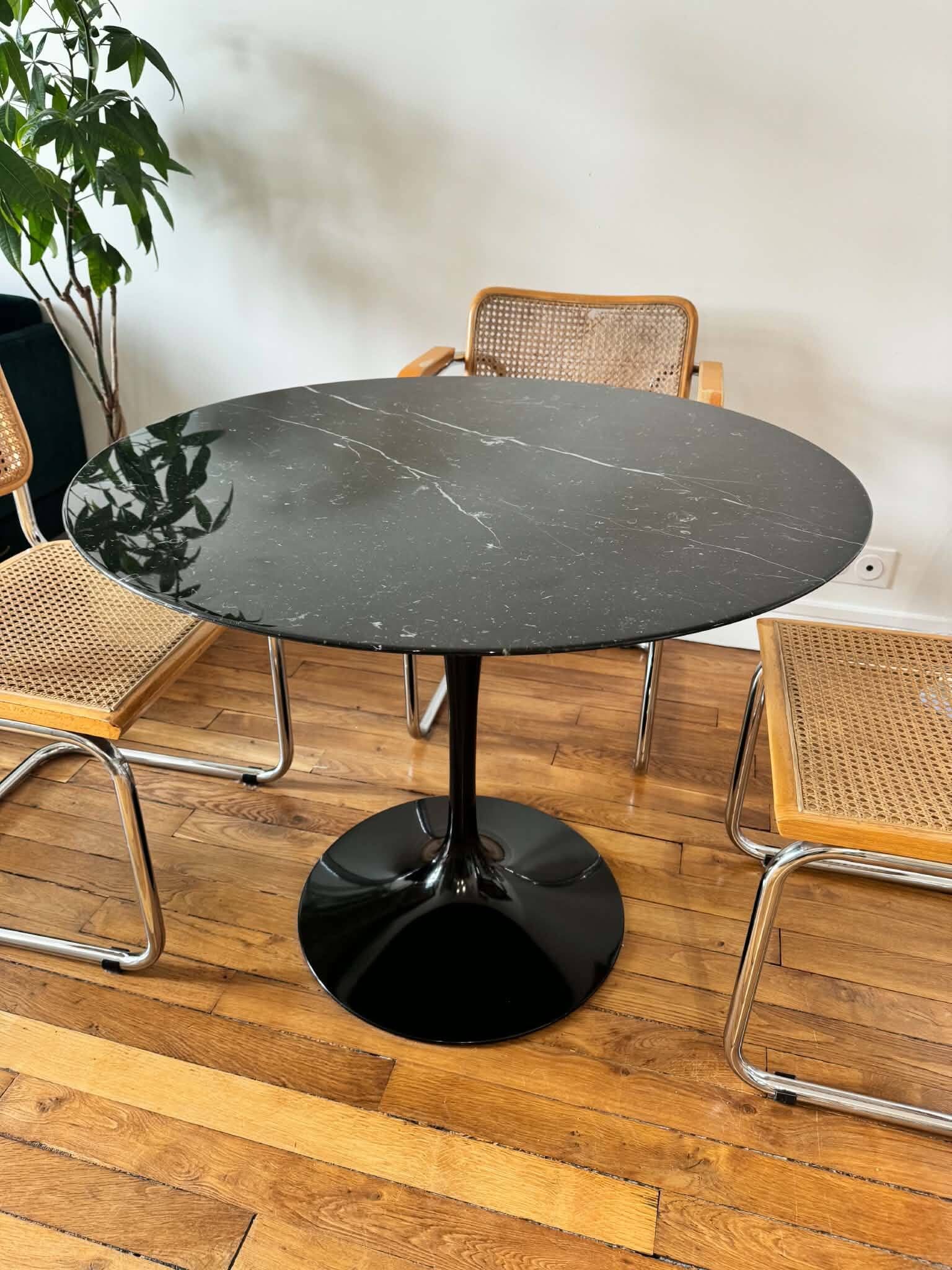 Table noire Tulipe Saarinen Knoll 90cm en marbre