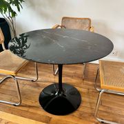 Table noire Tulipe Saarinen Knoll 90cm en marbre