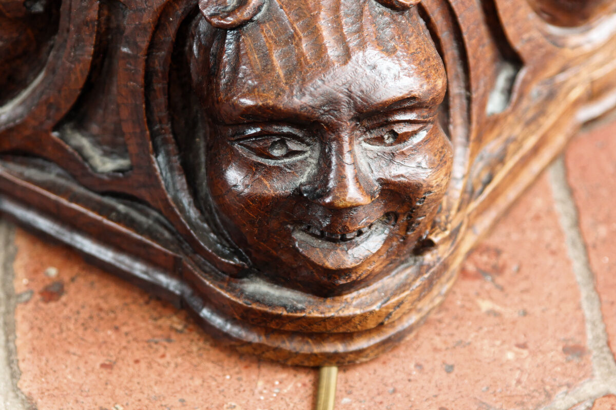 Twisted foot lamp carved in oak