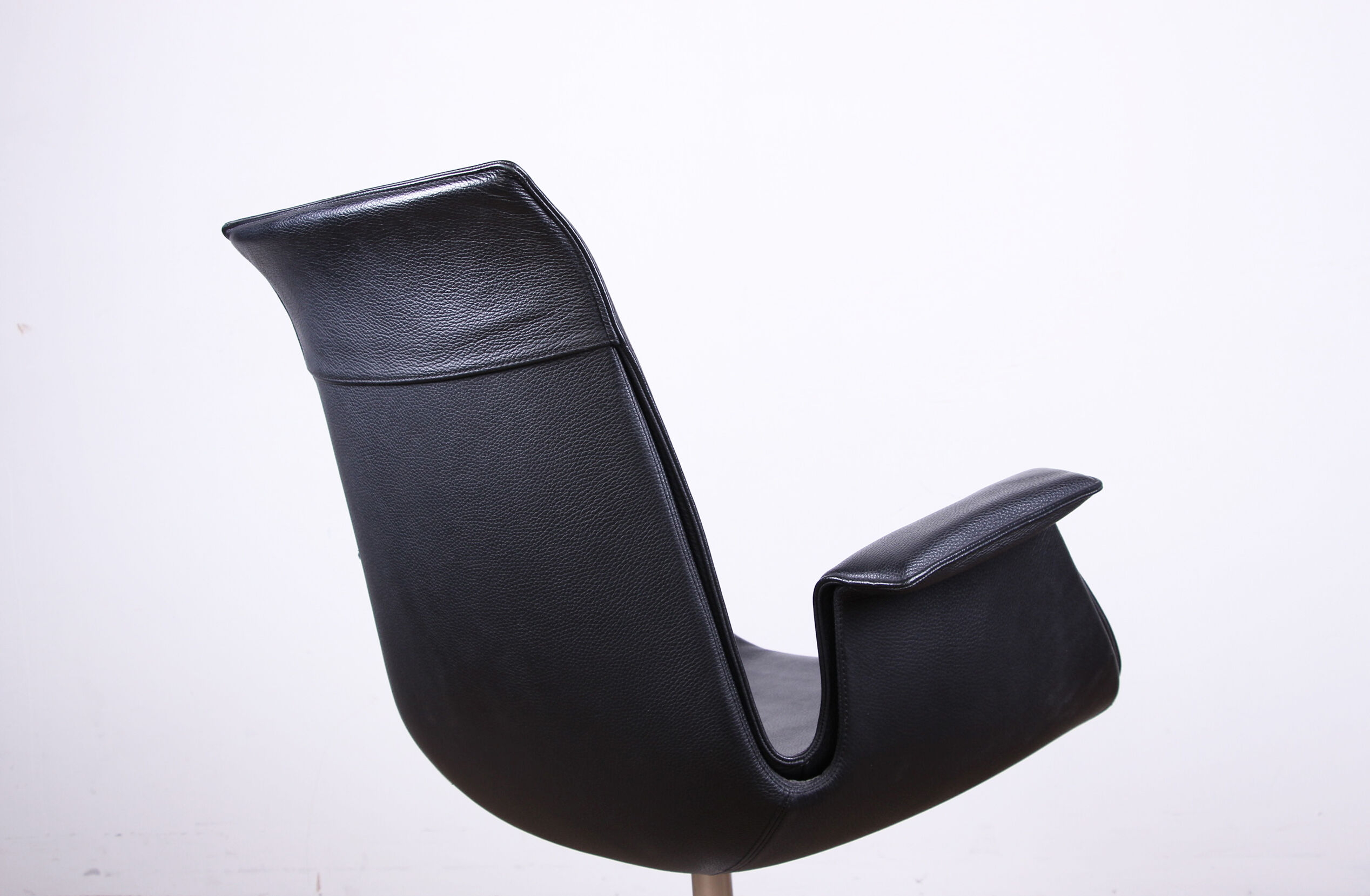 Danish armchair in Leather and Chrome Steel, model FK 6725 or "Tulip chair" by Preben Fabricius.