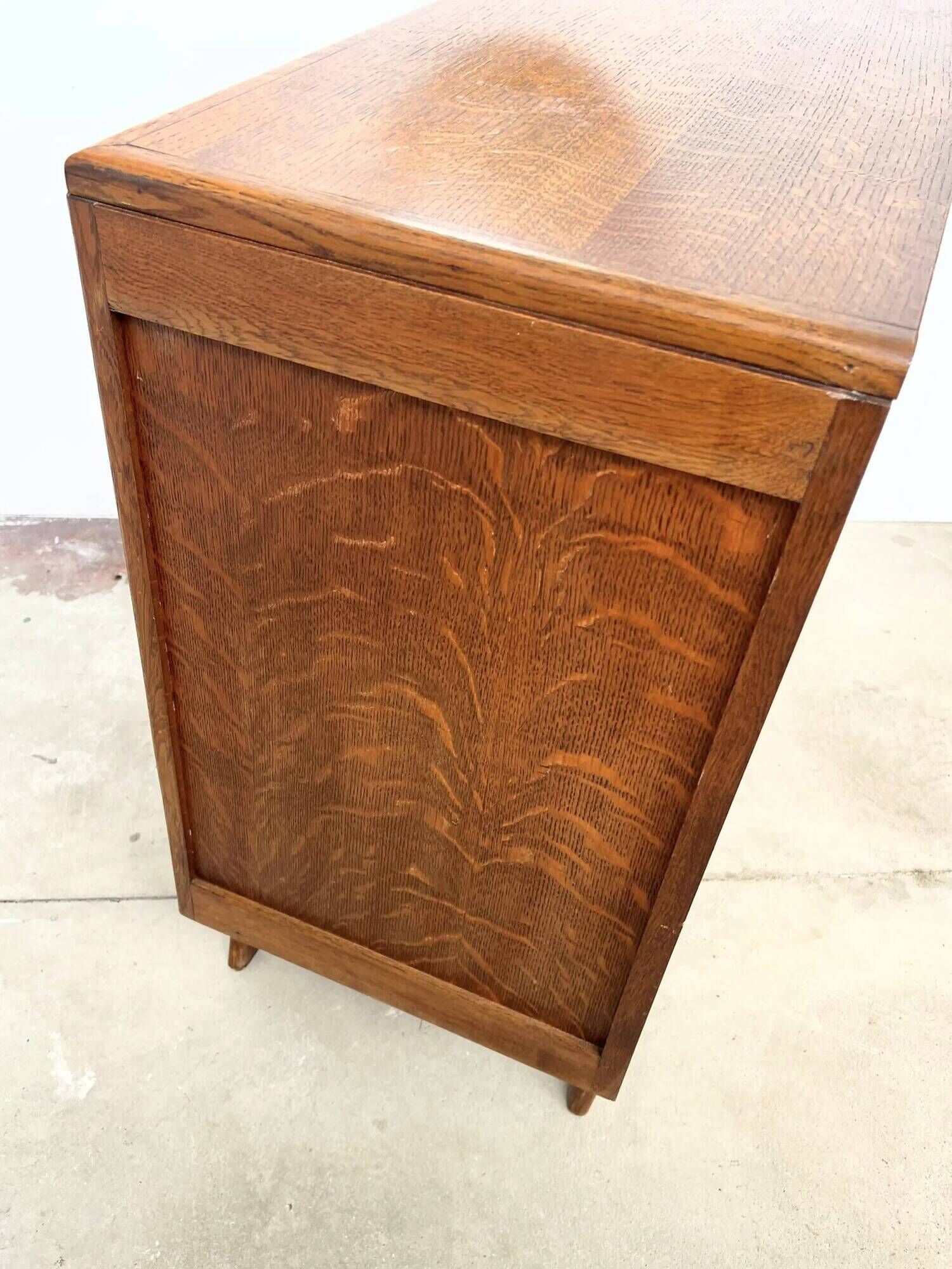 Commode vintage en chêne et poignées chrome – années 60