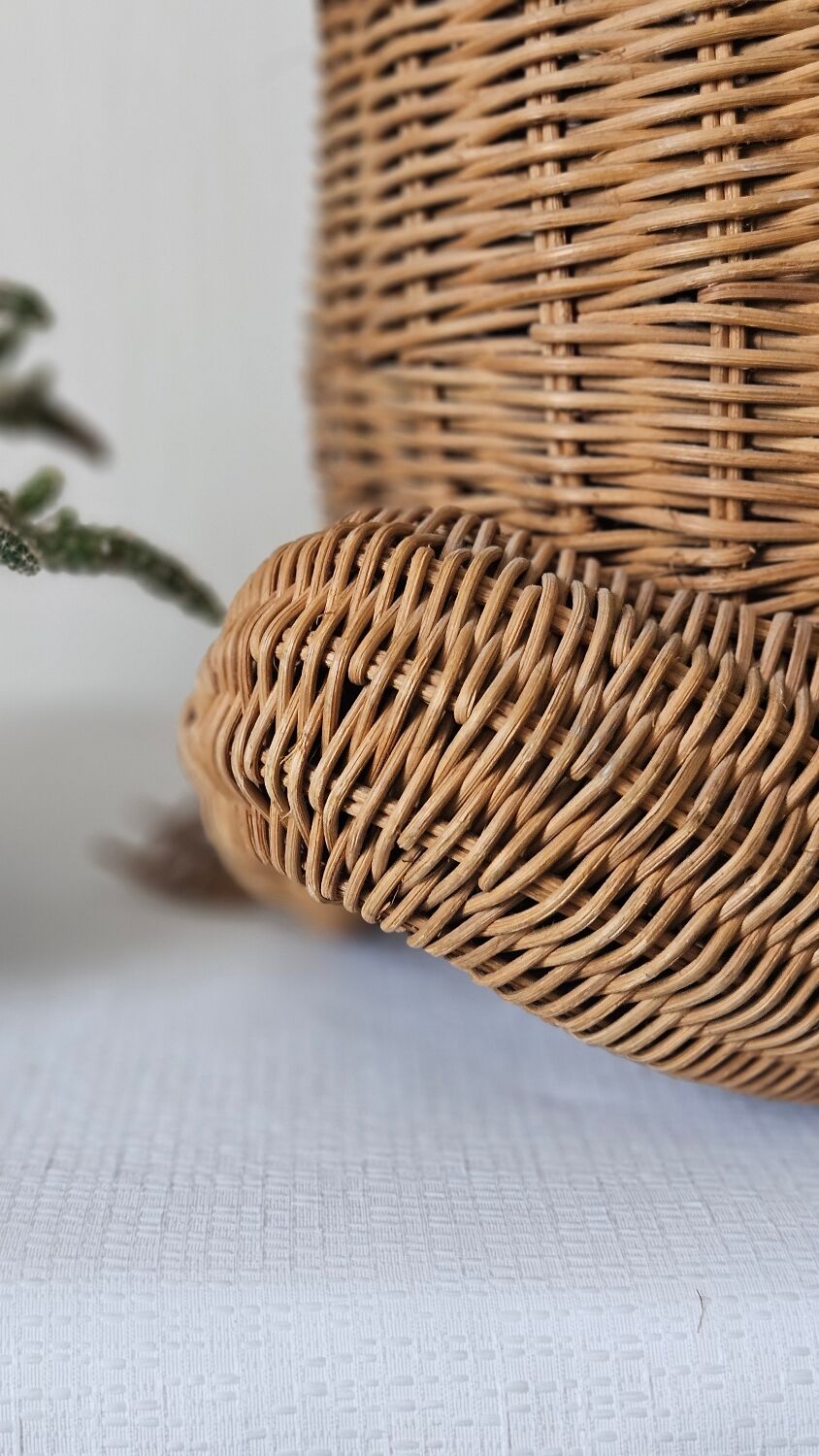 Vintage rattan frog magazine rack