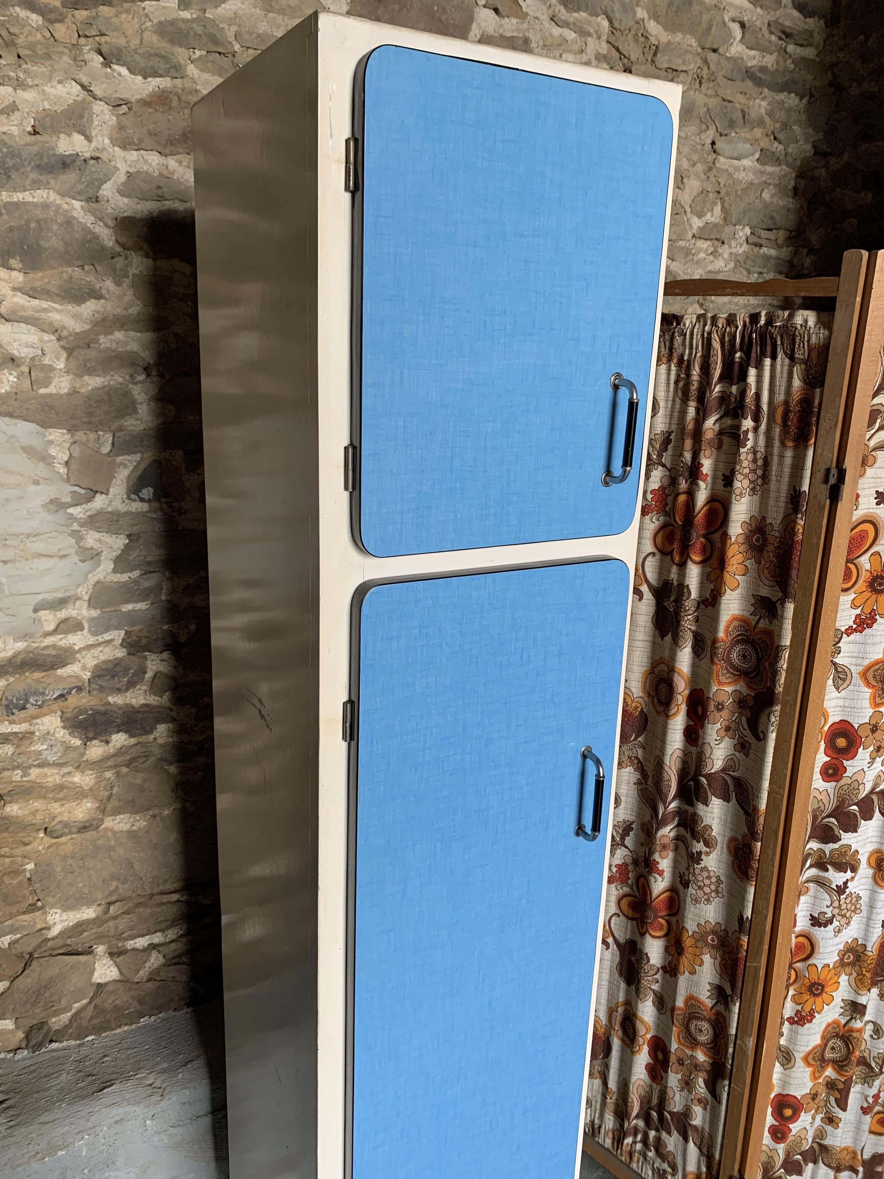 Hosie/wardrobe 2 doors in blue formica