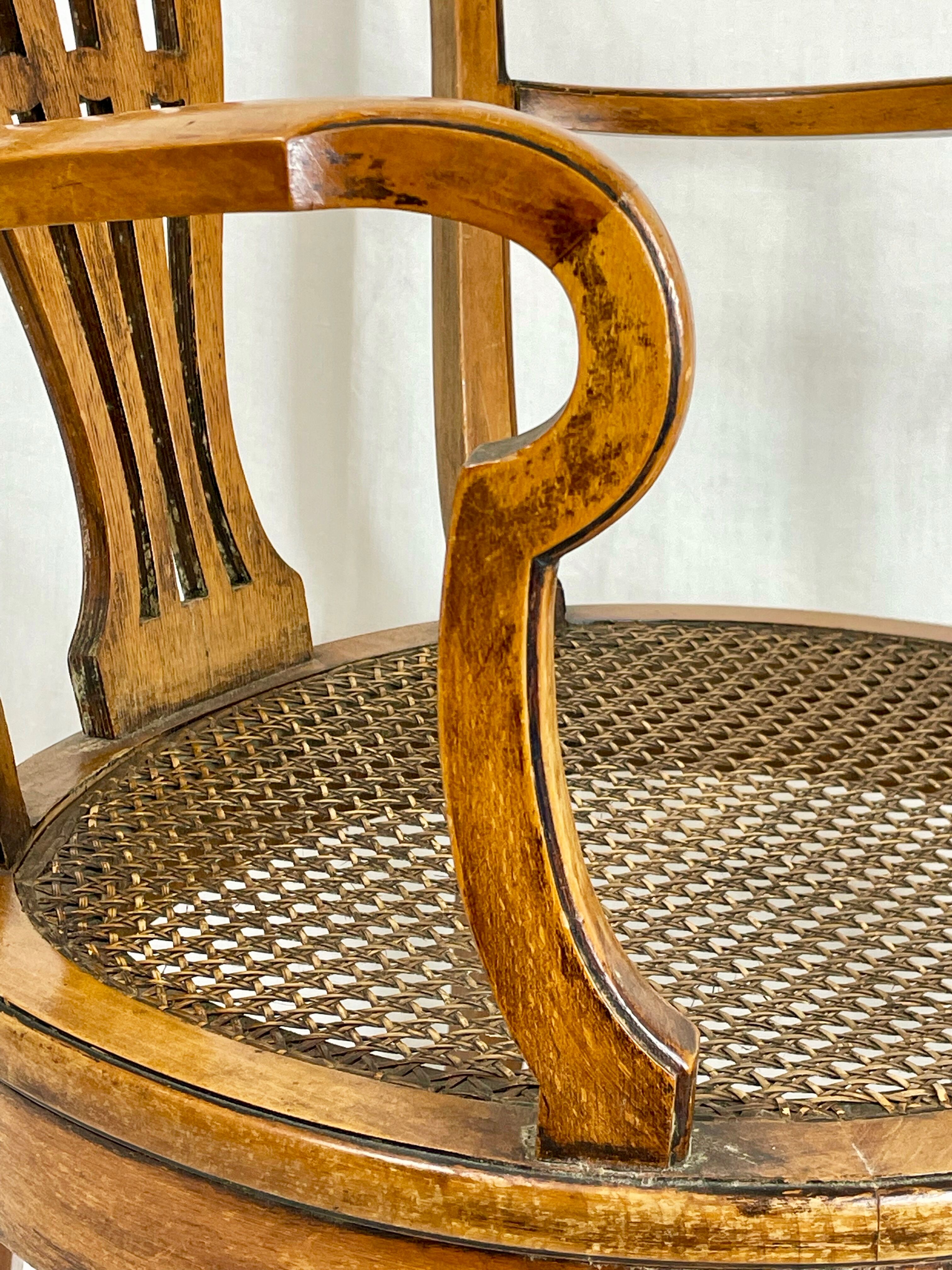 Fauteuil bas anglais en bois ajouré à assise cannée, 19e siècle