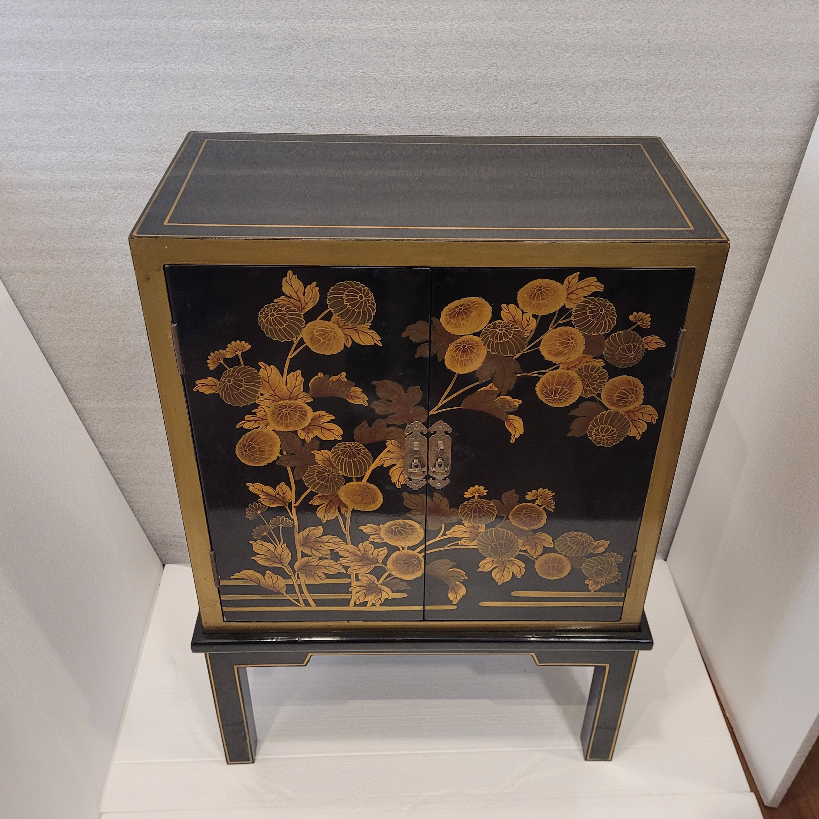 Cabinet “Crisantemos”, laca urushi-e, Showa period, s. XX – Japan