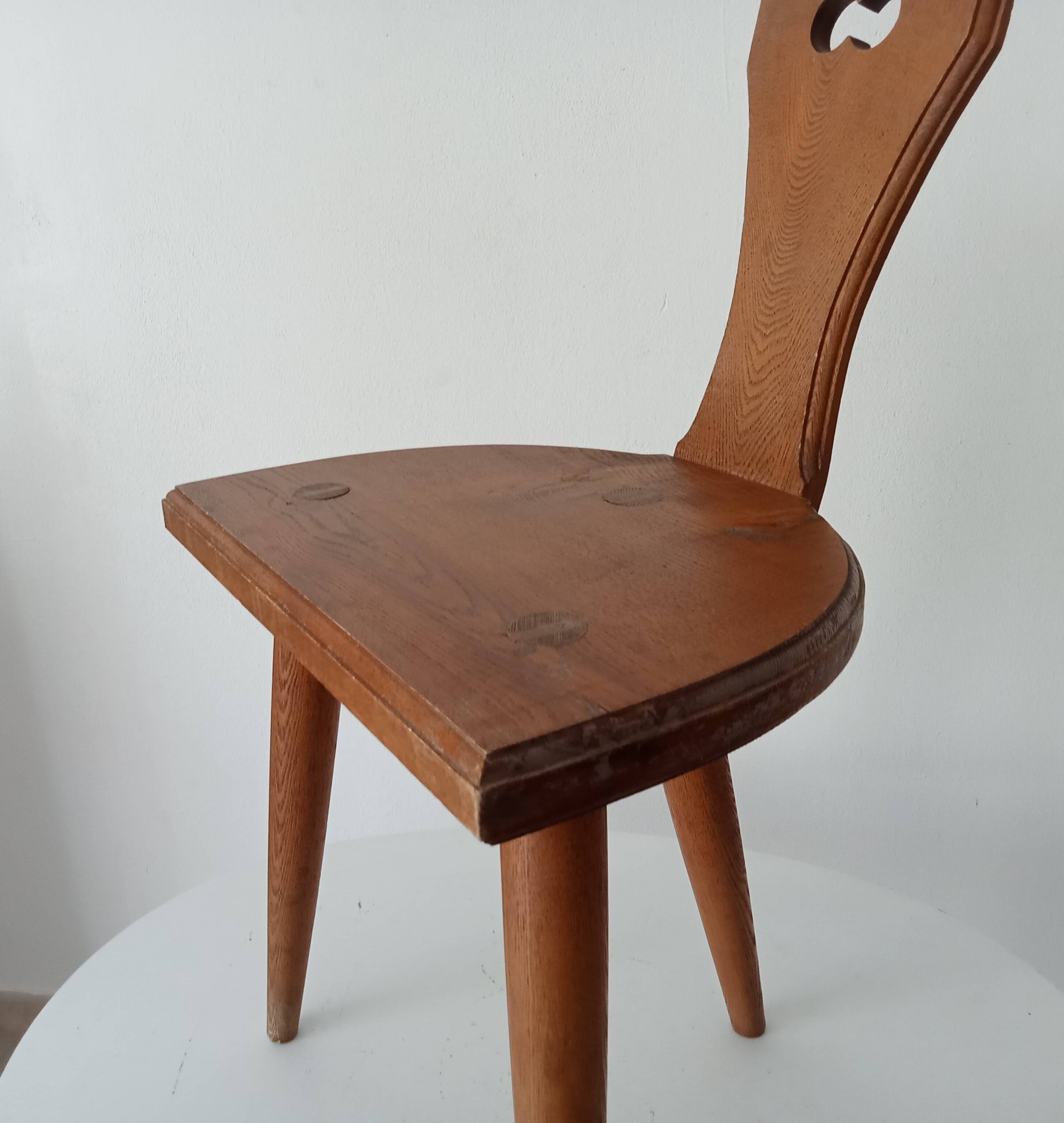 Low brutalist tripod chair in solid oak from the 1960s.