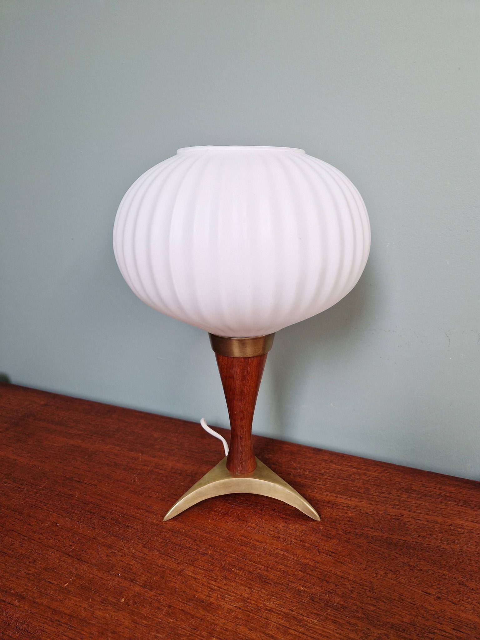 Scandinavian table lamp in teak and frosted white glass, 1960.