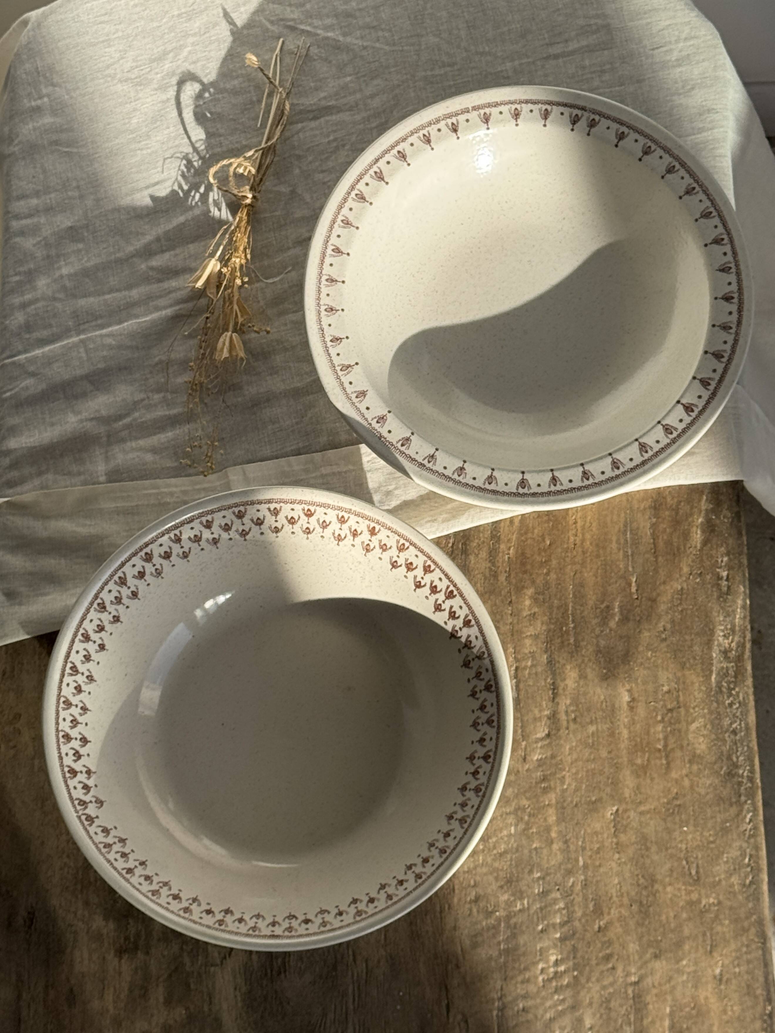 Set of a salad bowl and a vintage brown circular dish D28.