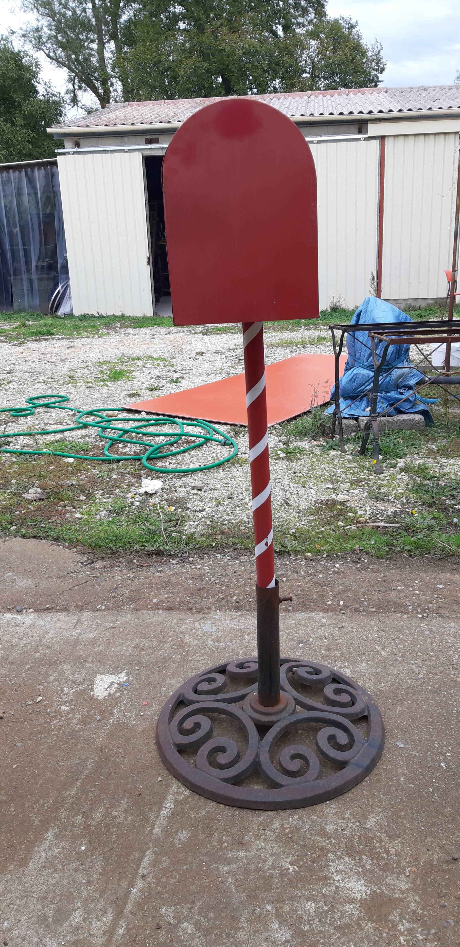 Mailbox us metal red
