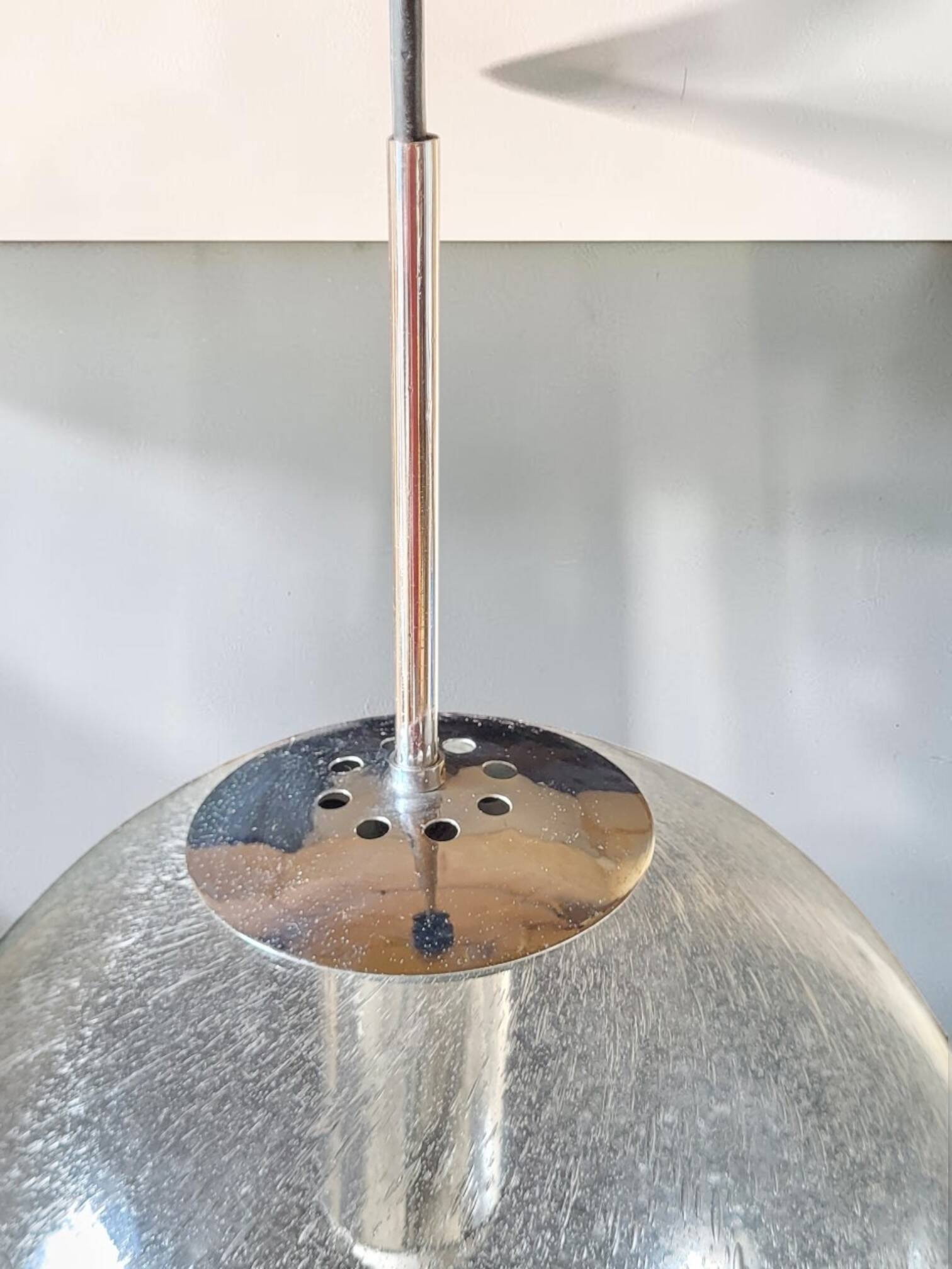 Suspension globe en verre soufflé bullé, monture chromée