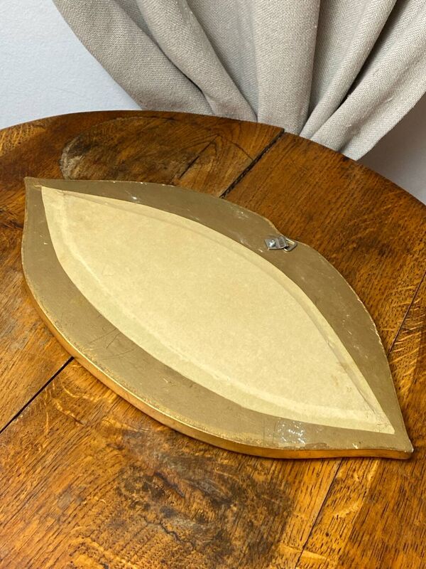 Miroir « lèvres » en plâtre doré à la feuille d’or