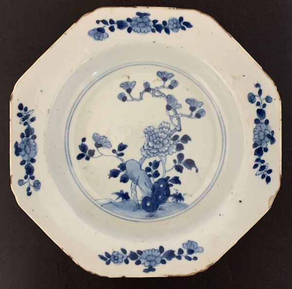 Assiette creuse en porcelaine « bleu blanc » de la famille bleue, 18e siècle