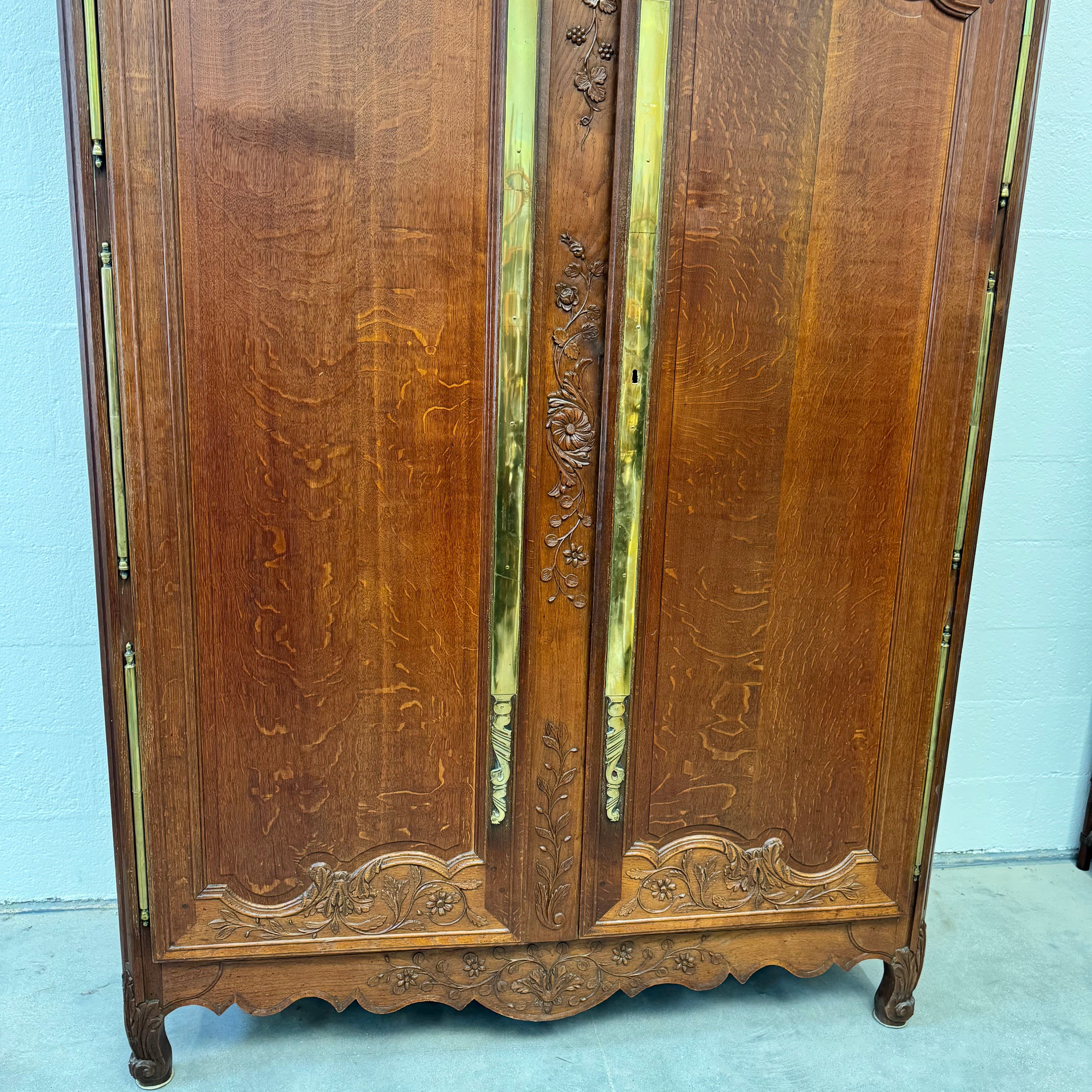 Large Country Wardrobe - French Provençal, in oak, 17th century
