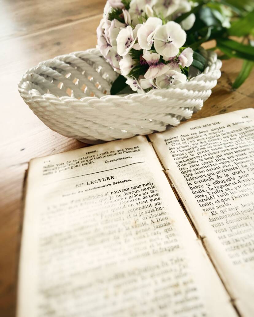 Woven basket in pierced porcelain