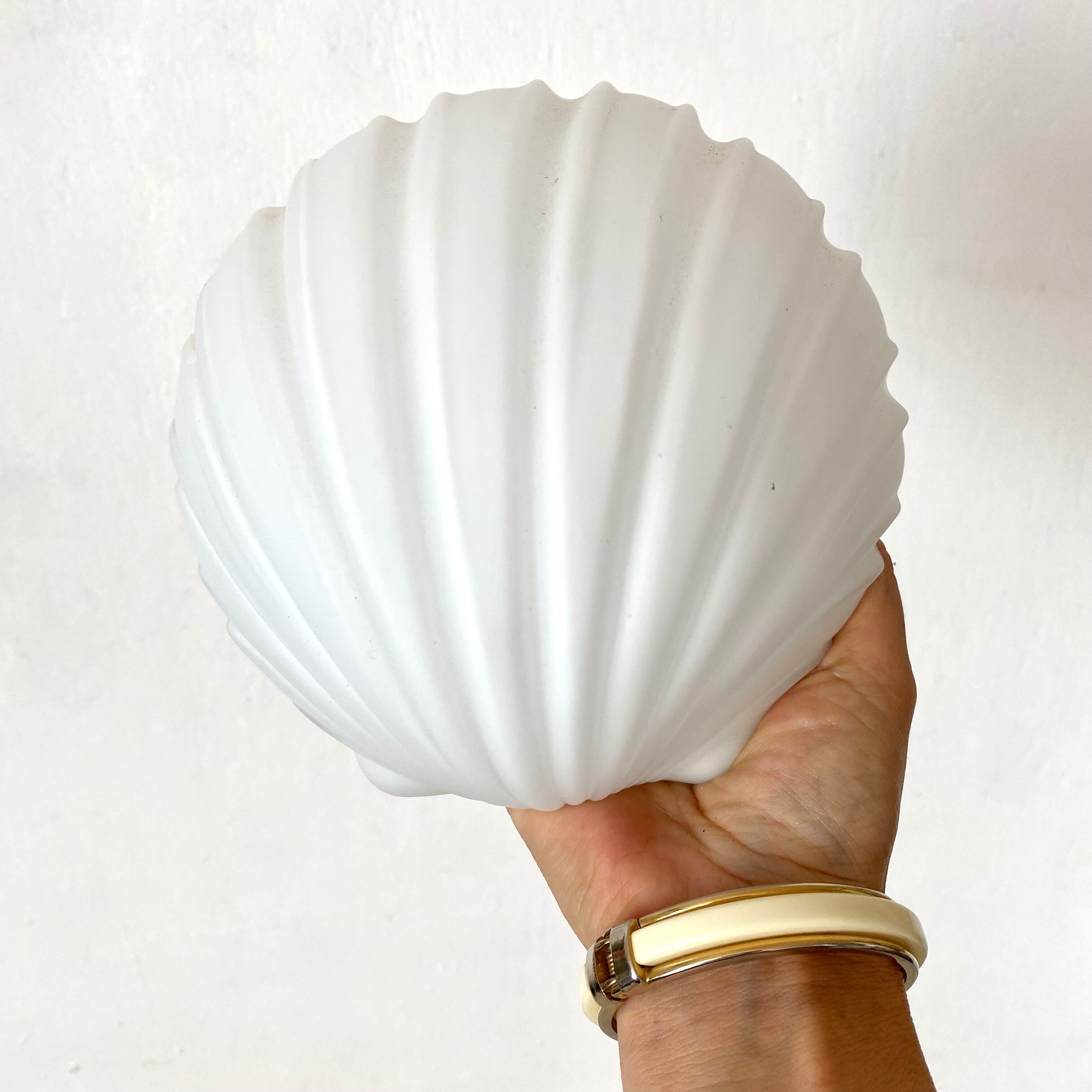 Opaline shell ceiling lamp