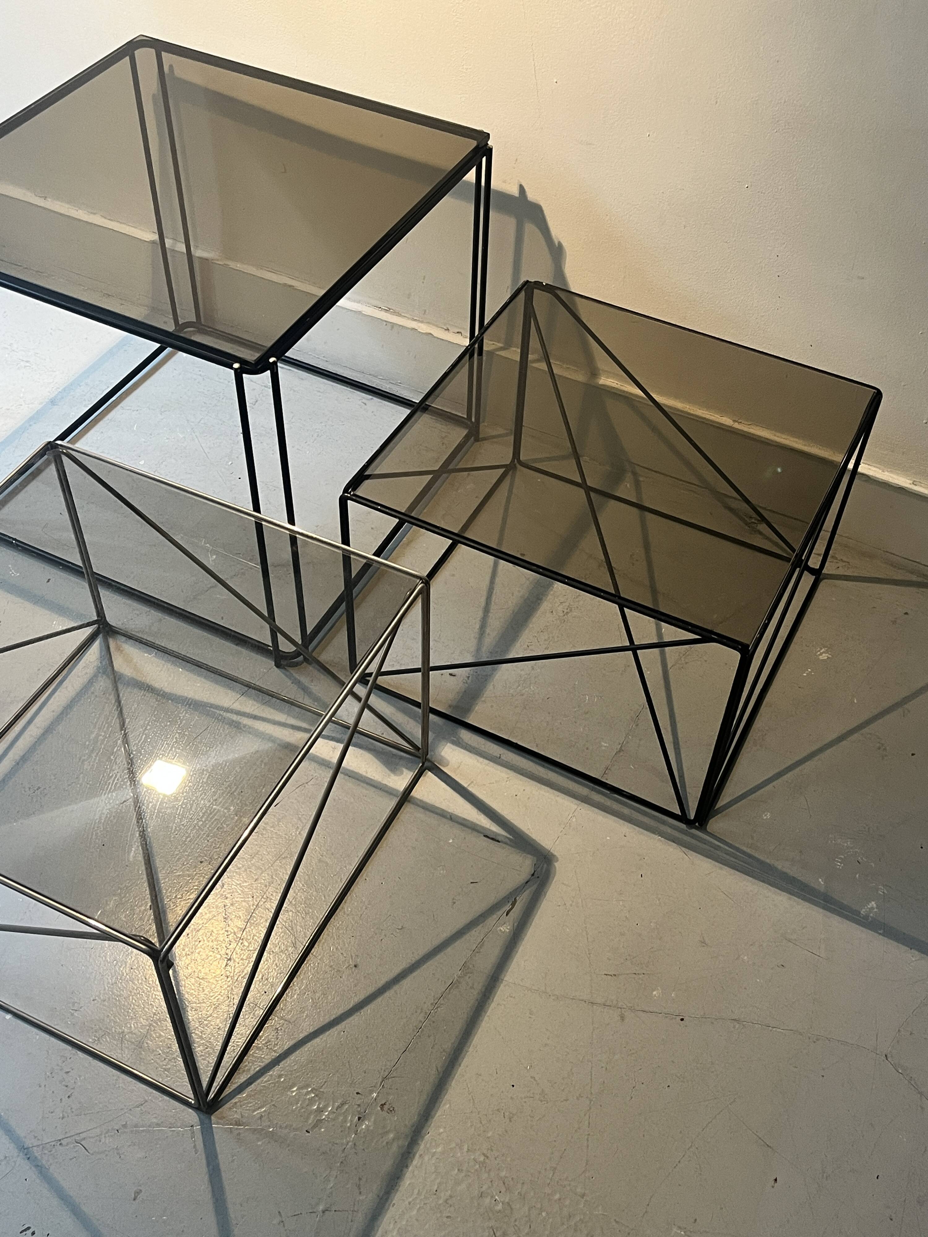 Table basse en métal filaire noir et verre fumé, design 1970