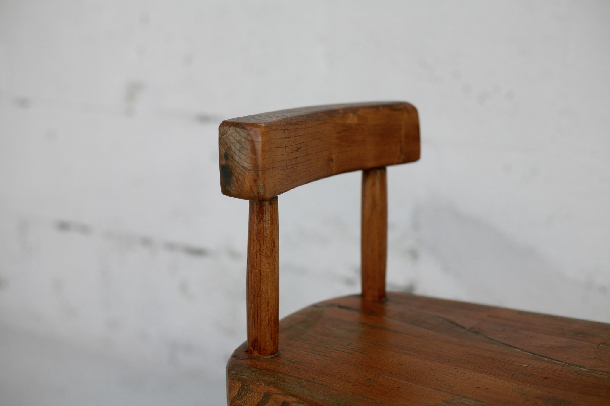 Paire de tabourets tripodes à dossier brutalistes, France, circa 1960