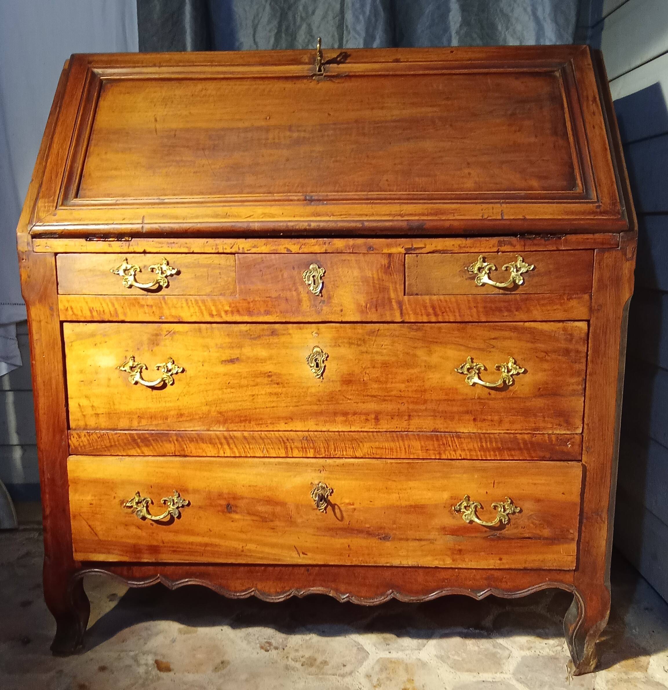 Louis XV period walnut writing desk, 18th century.
