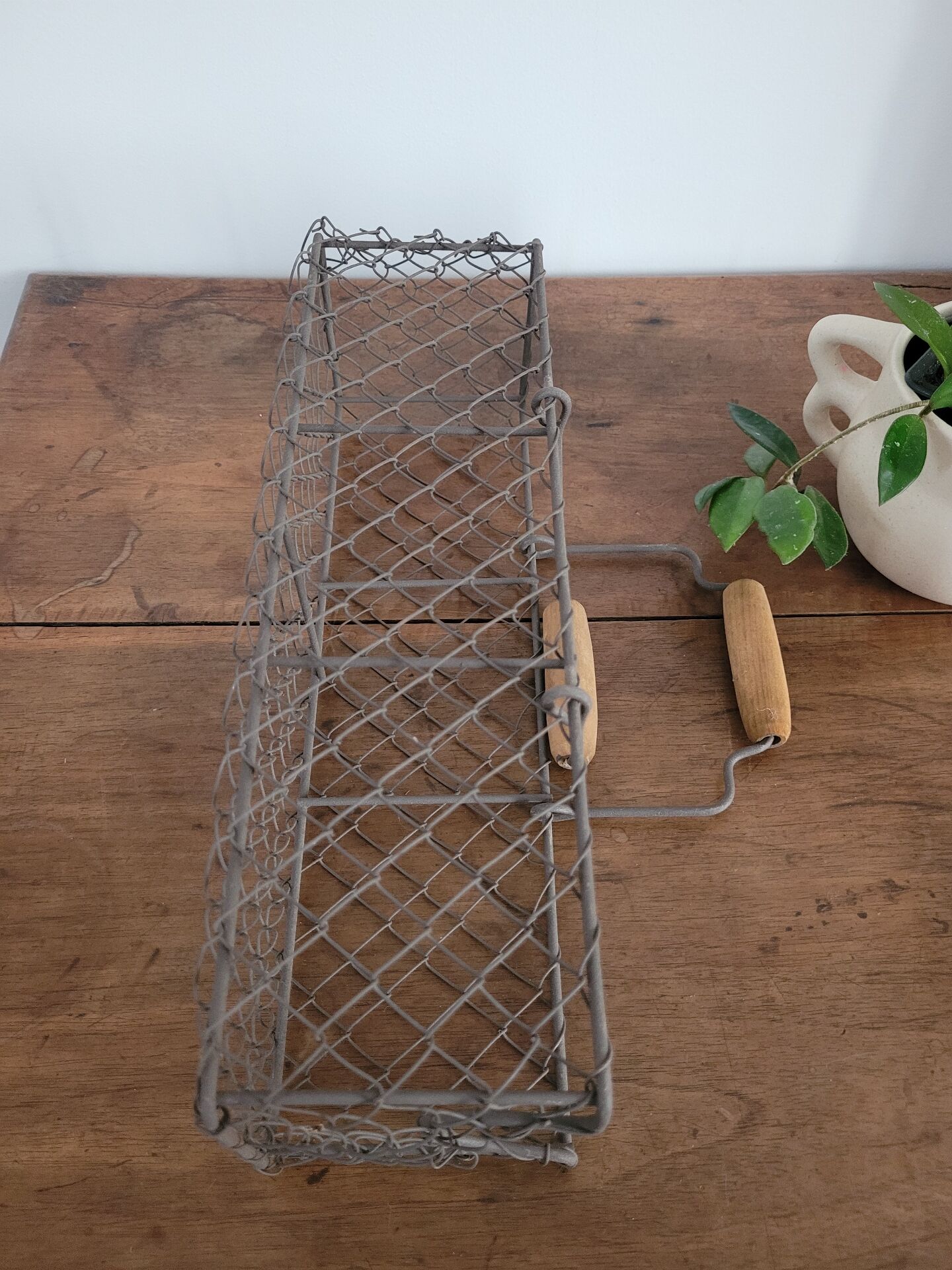 Wire mesh basket