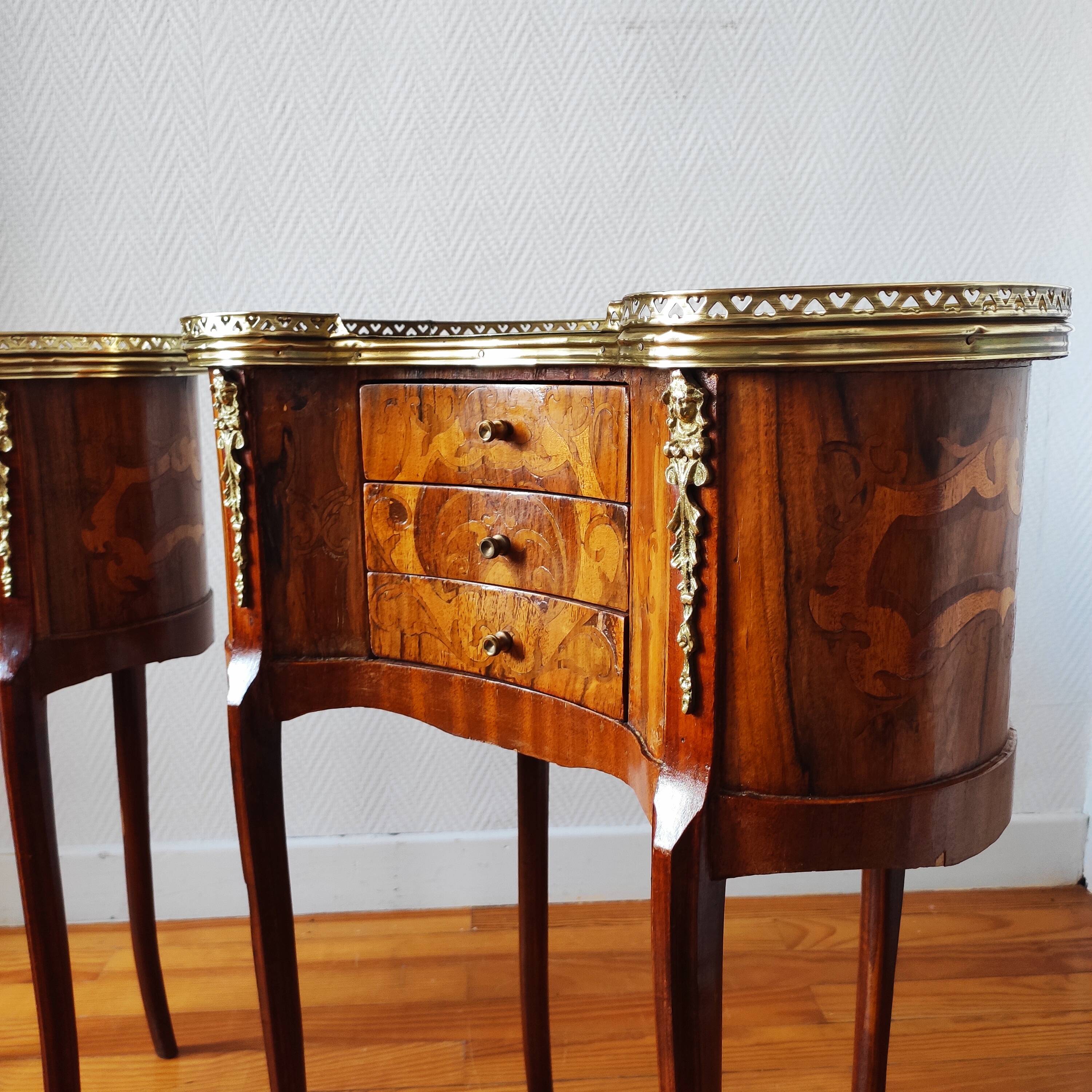 Paire de tables de chevet style Louis XV en bois marqueté