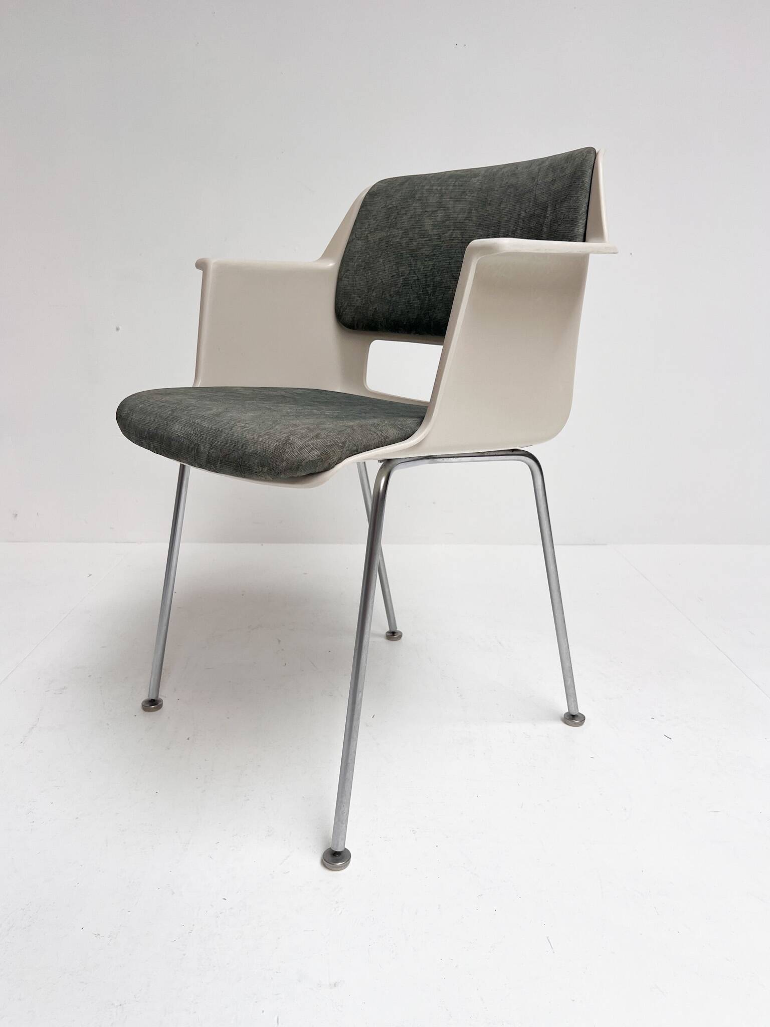Gispen Model 2225 shell chair by Andre Cordemeijer, 1960s