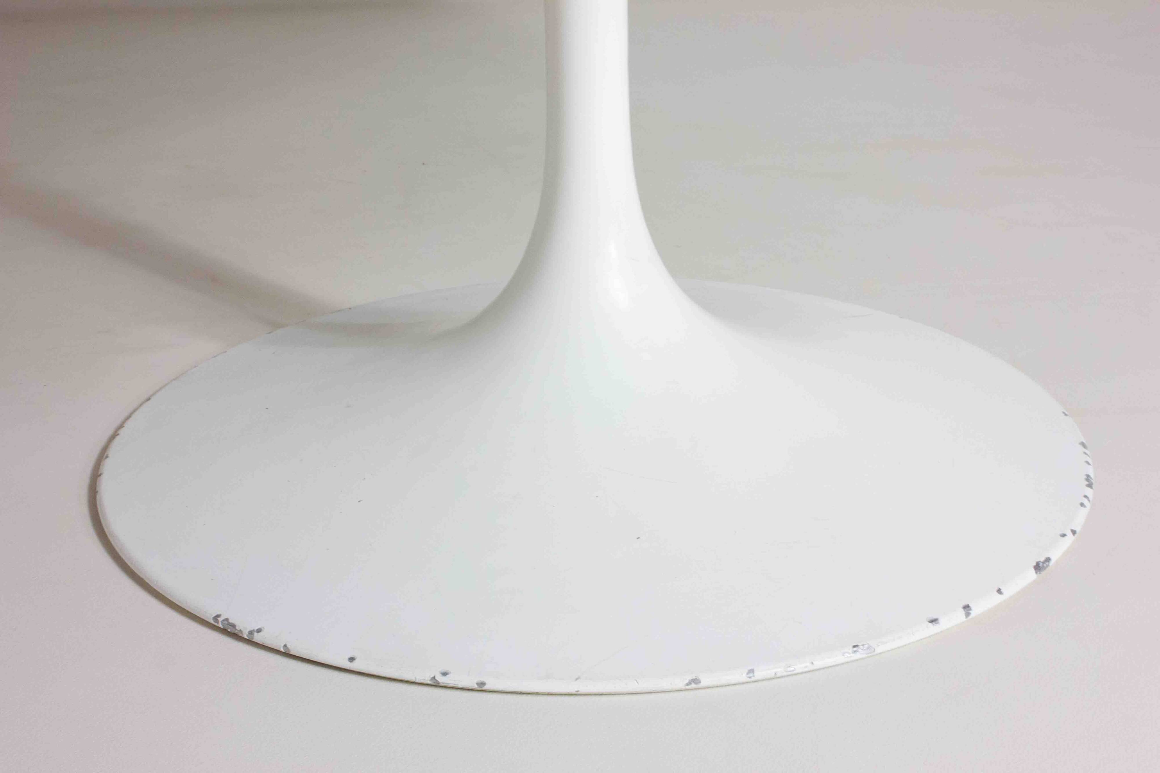 Large tulip table with wooden top by Eero Saarinen, Knoll International 1970s