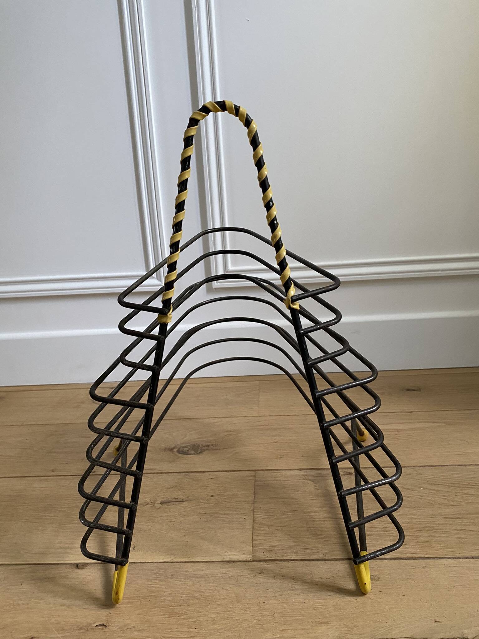 Black metal vinyl record holder and yellow scoubidou from the 60s