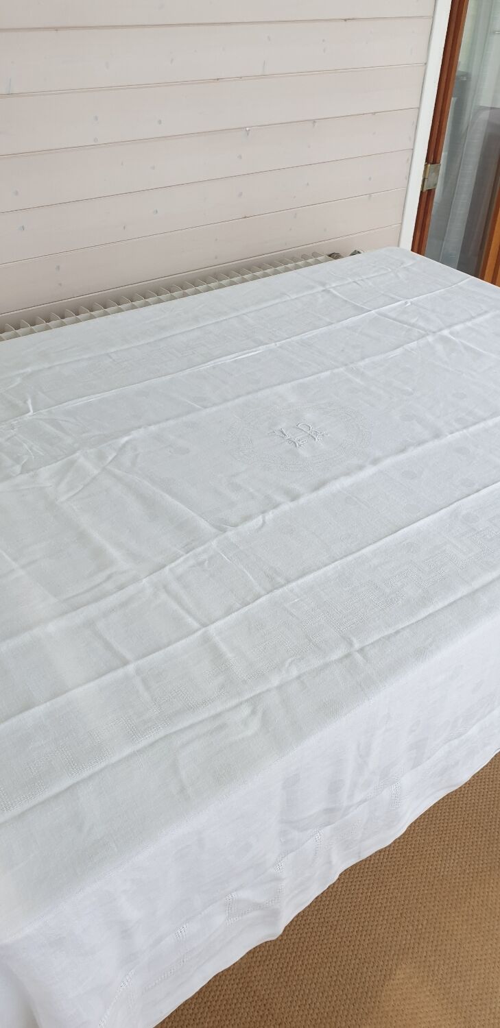Old tablecloth with 6 towels