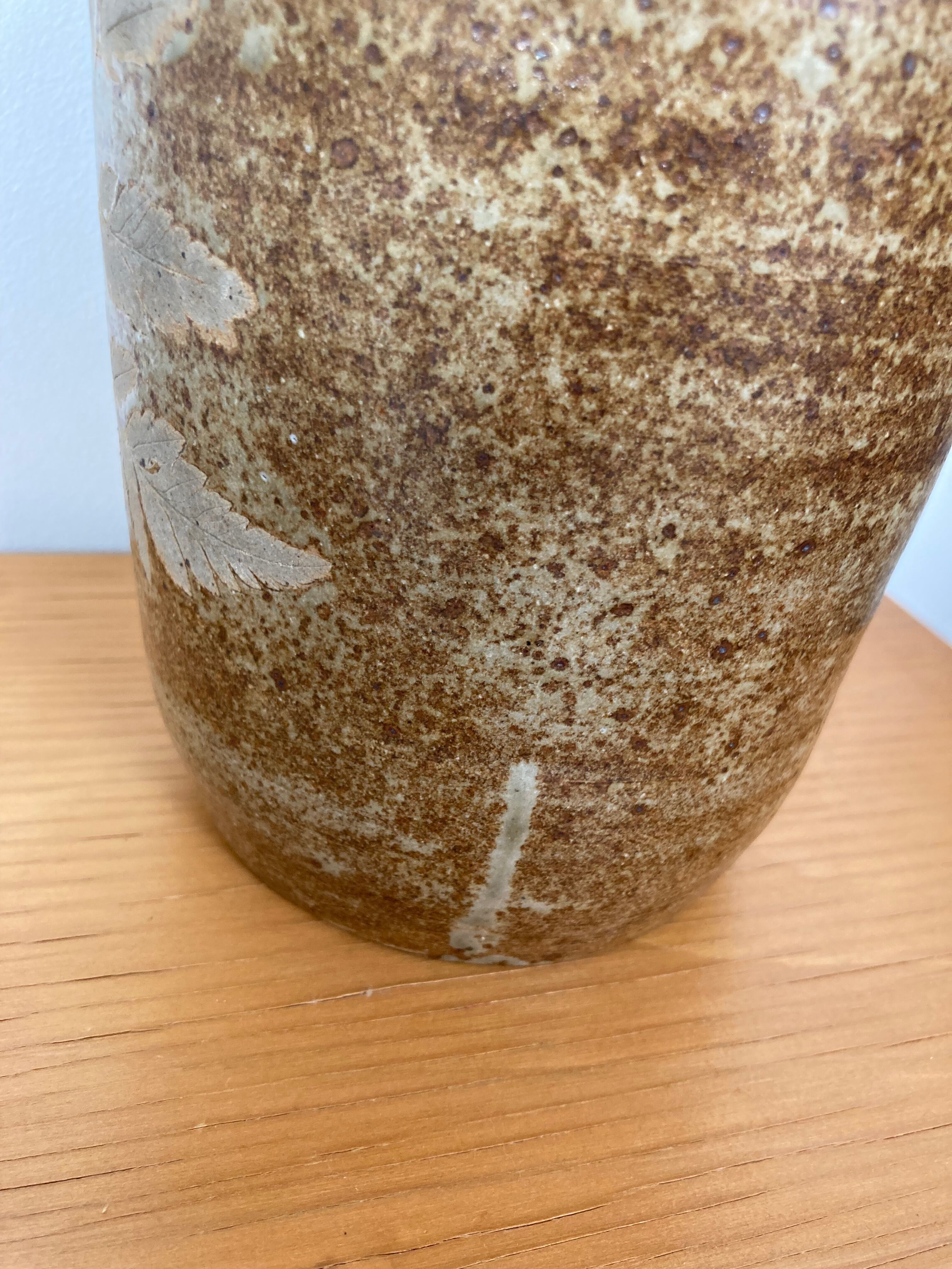 Vase en grès motif végétal