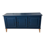 Buffet with red sweet sauce and blue garnish.