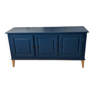 Buffet with red sweet sauce and blue garnish.