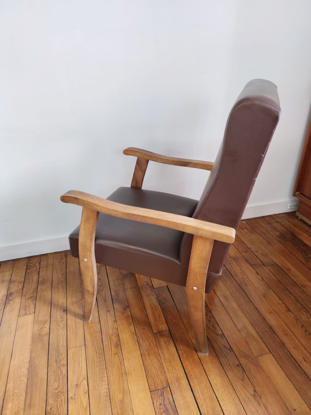 Paire de fauteuils moleskine marron