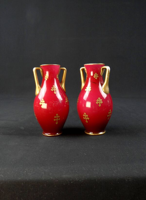 Paire de vases balustre en cristal de Baccarat à décor en croix de Lorraine