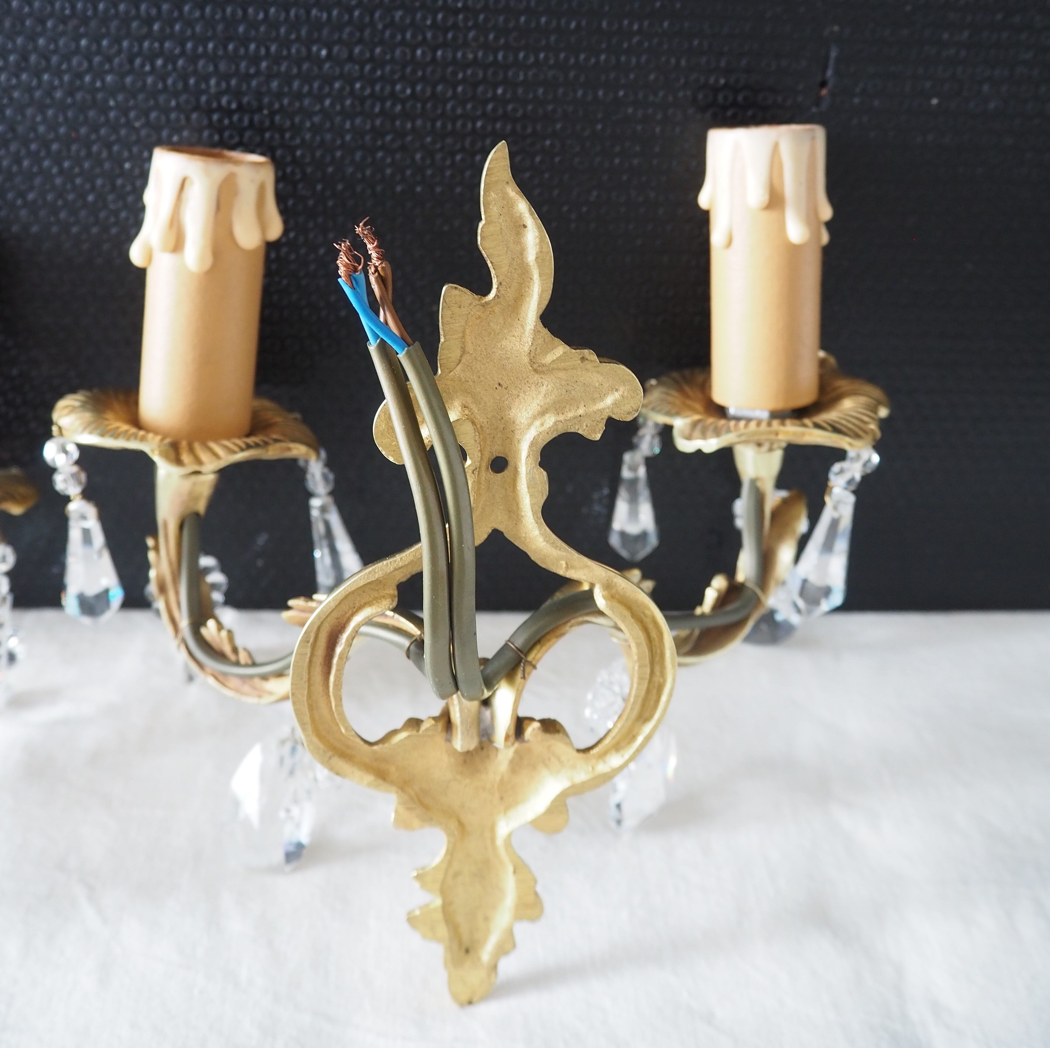 Pair of gilded bronze sconces and crystal pendants