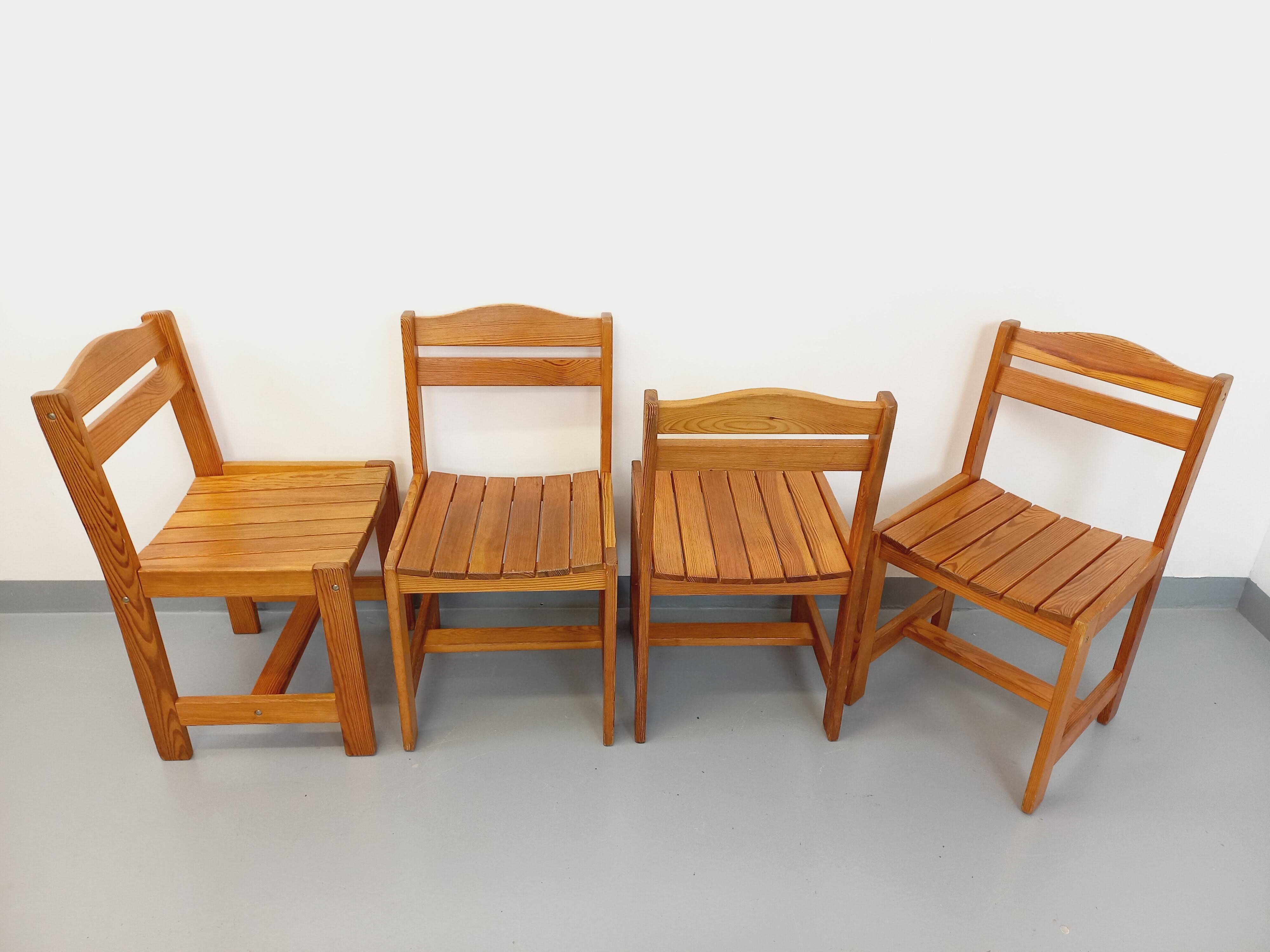 Set of 4 vintage pine chairs from the 70s