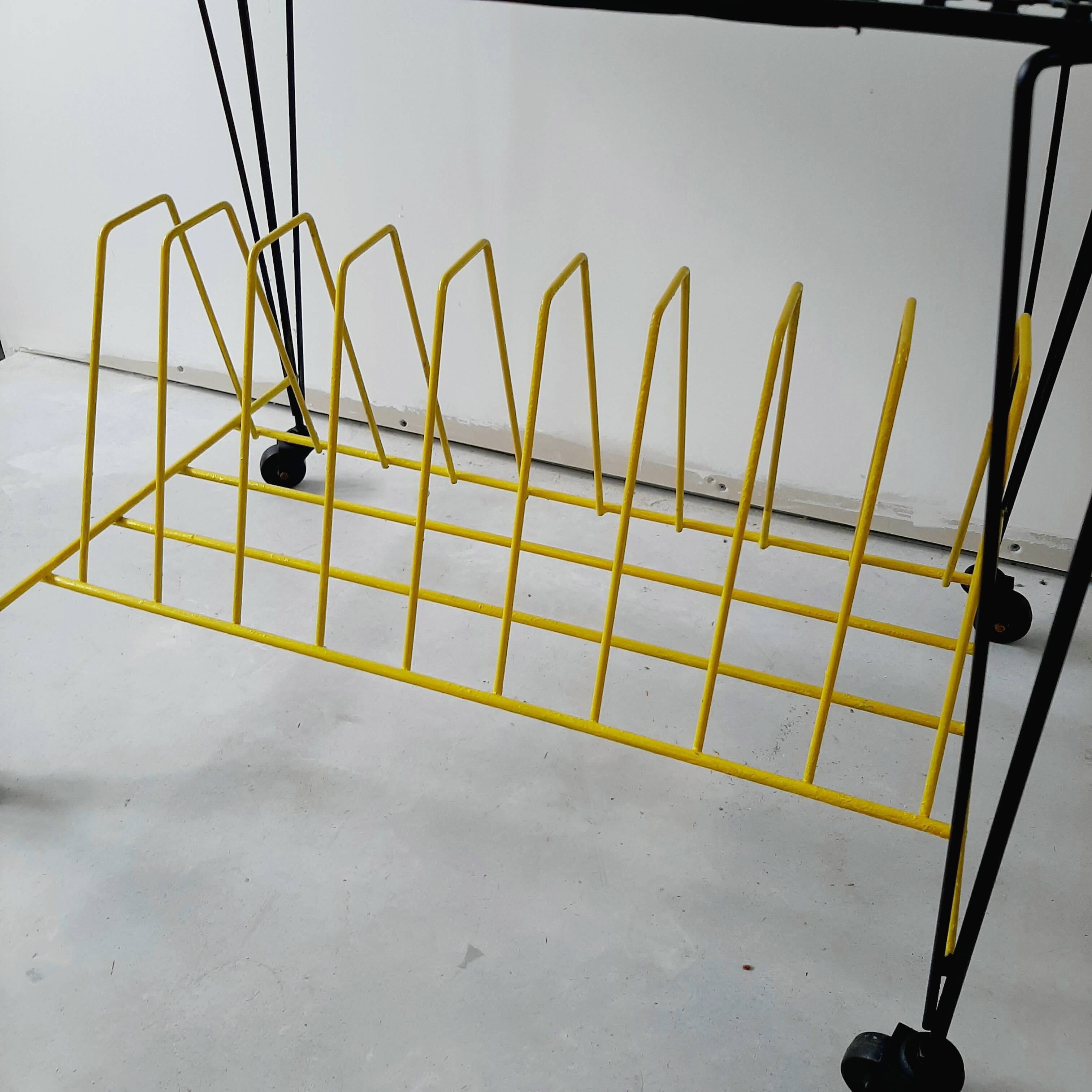 Vinyl disc storage coffee table