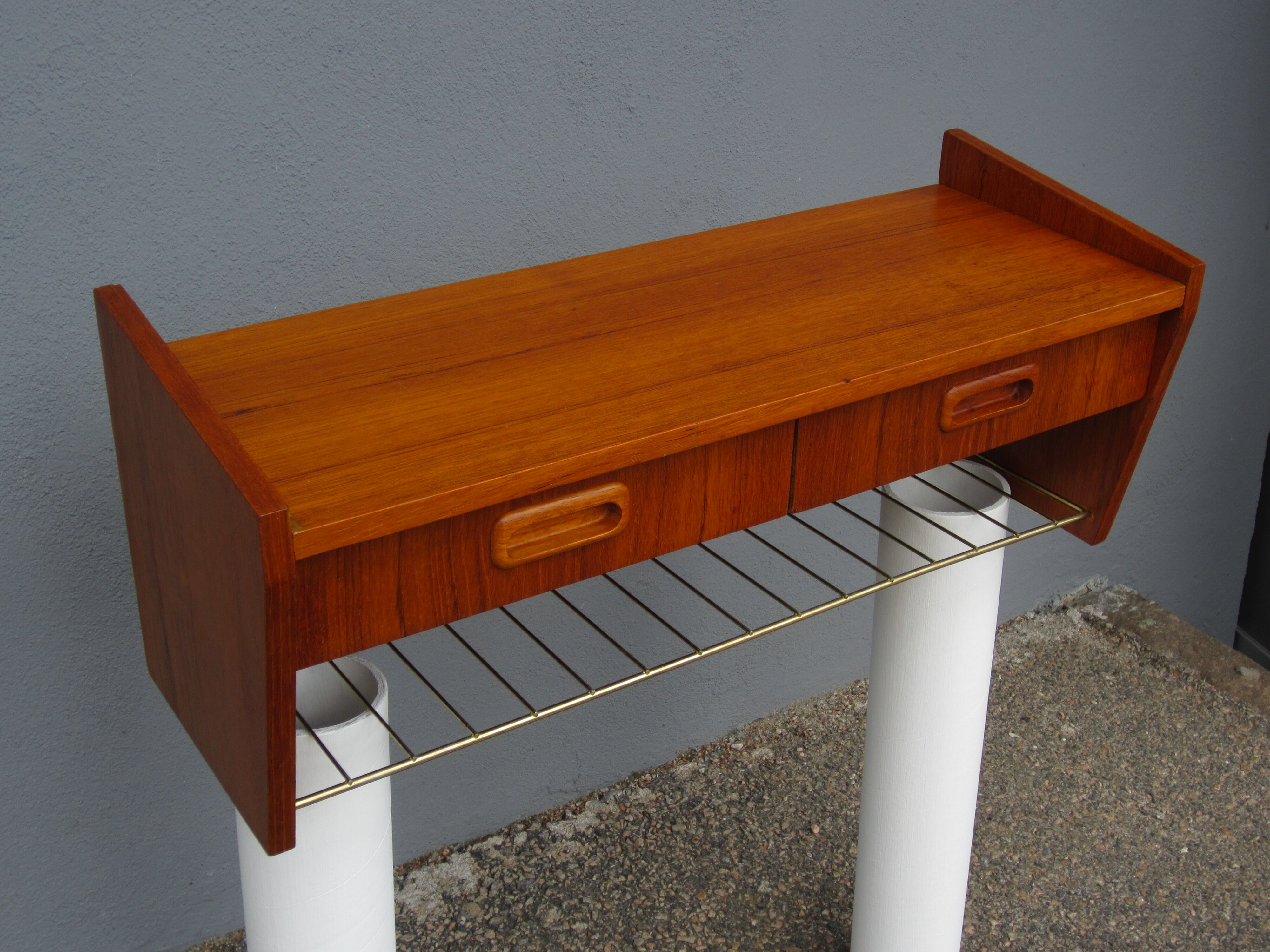 Scandinavian console wall shelf