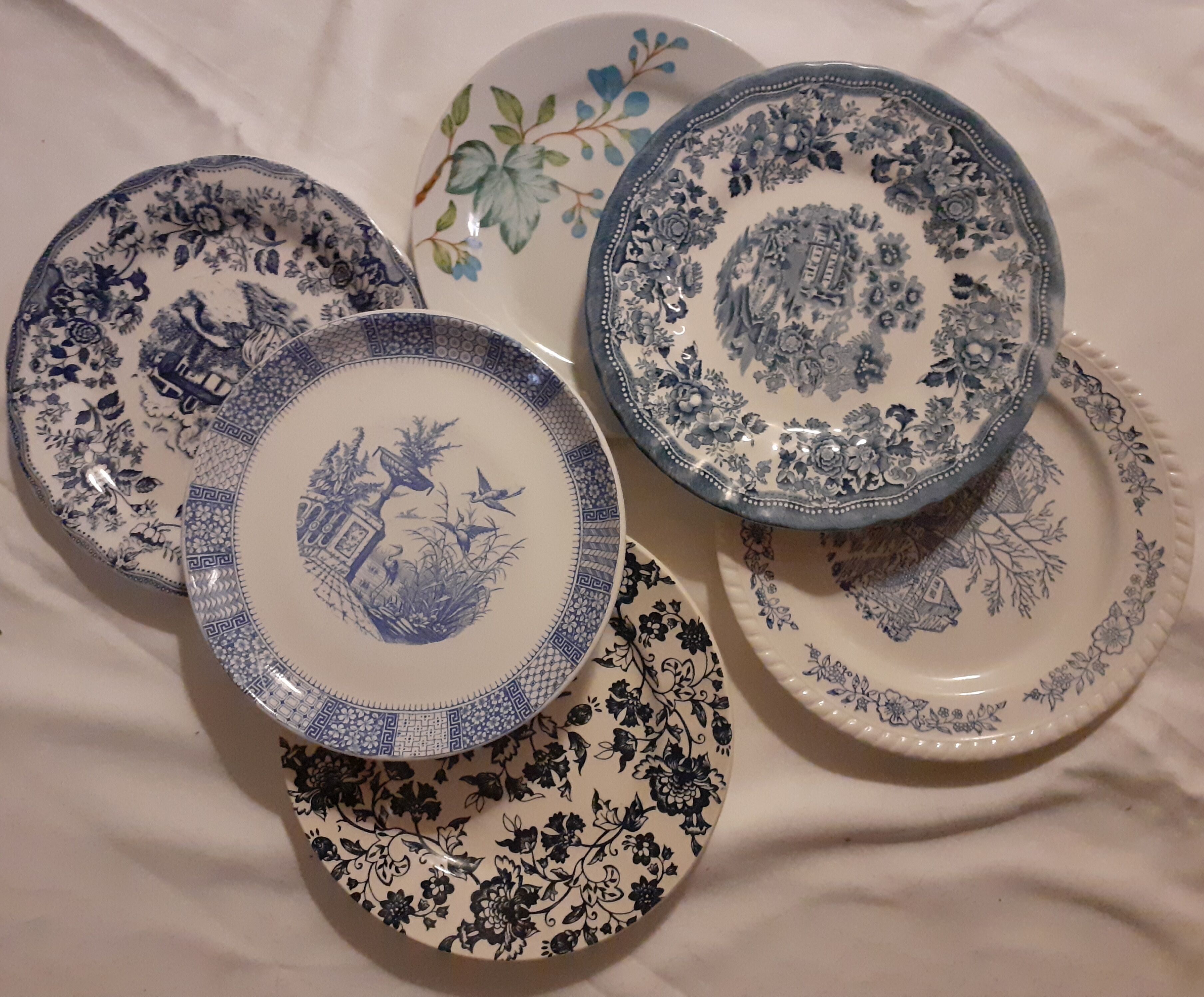 Suite of 6 retro vintage dessert plates