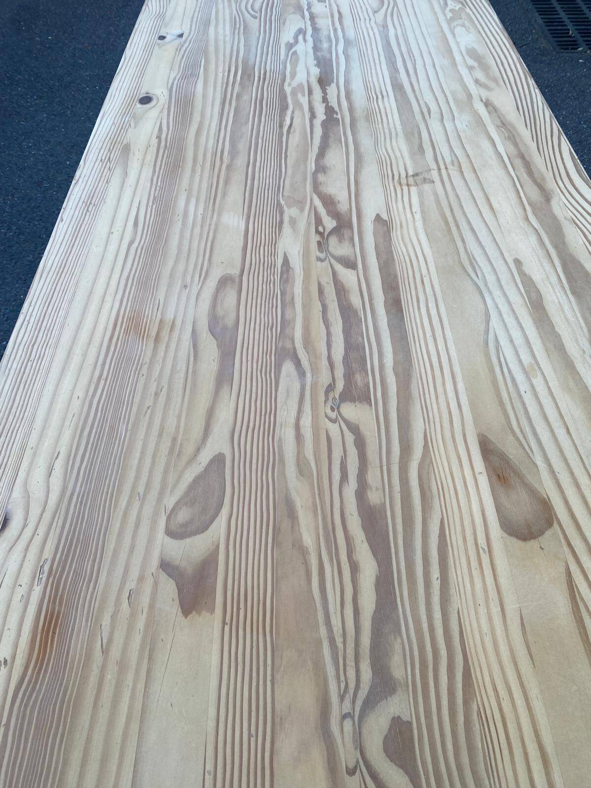 Table à manger rénovée en pin massif style scandinave brutaliste des années