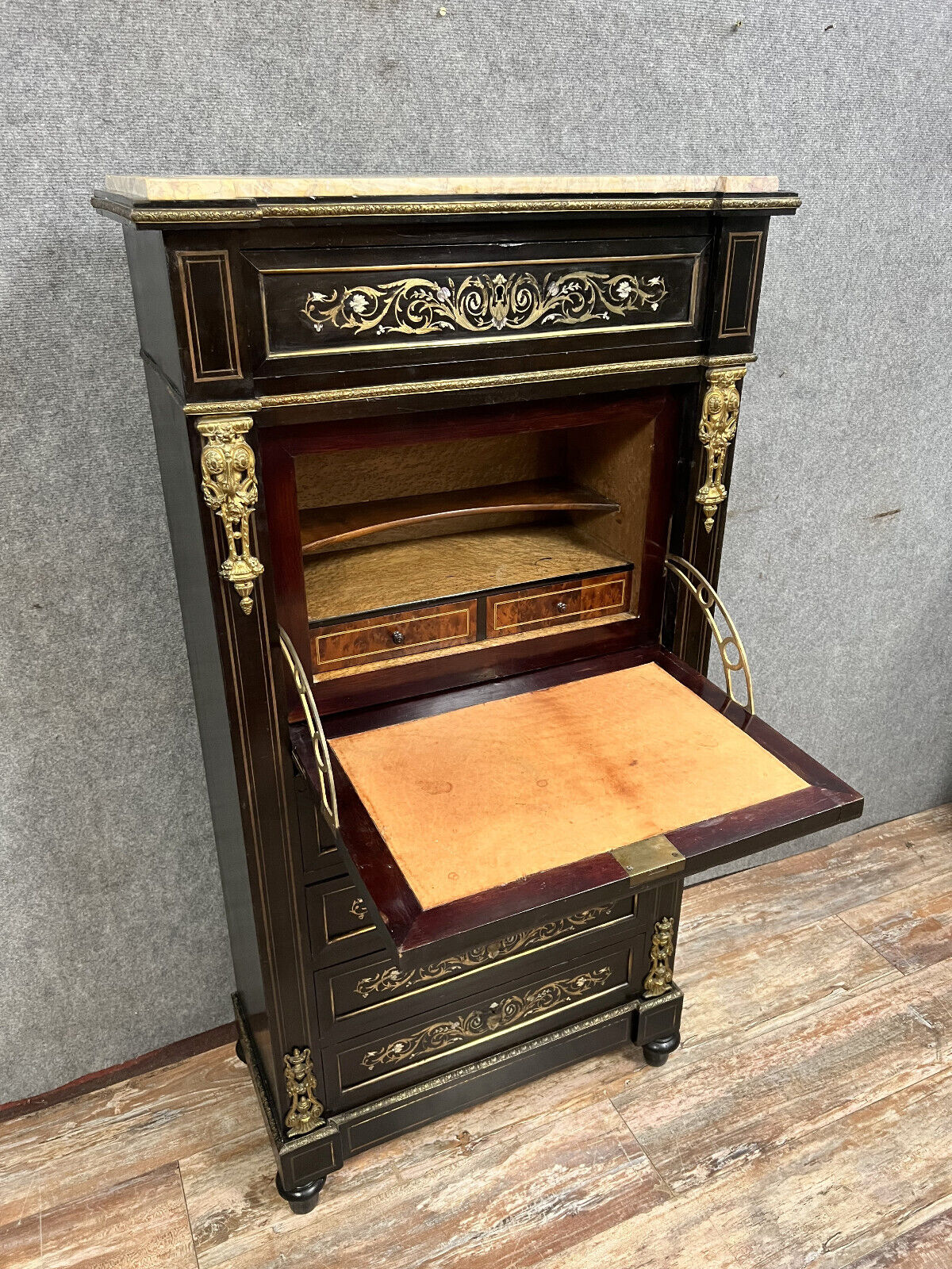 Secretary in false pretense of weekly Napoleon III era around 1850