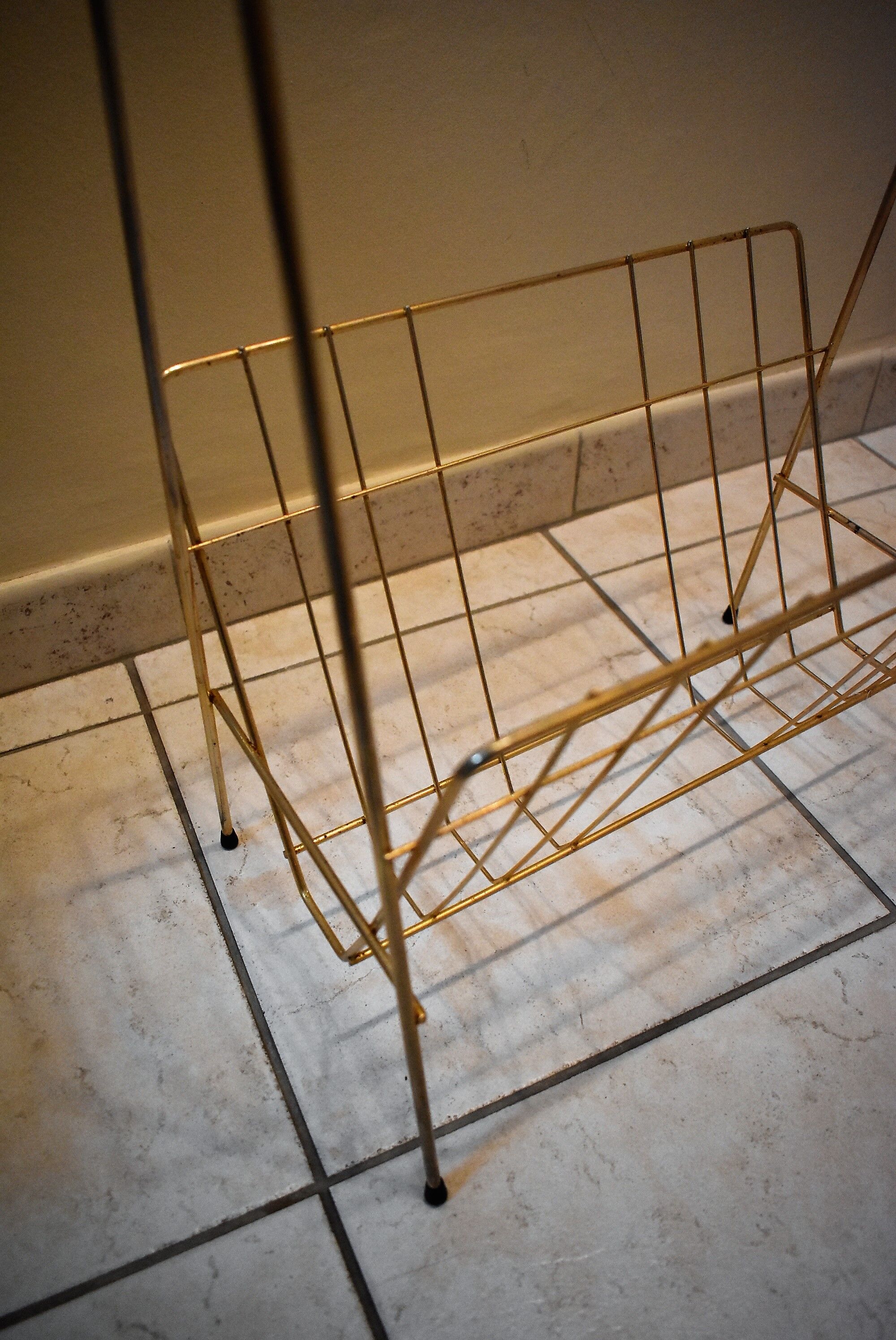 Magazine door with vintage Tablet