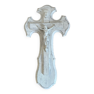Crucifix en bois patine blanc effet vieilli