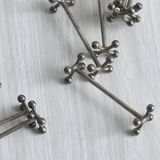 Ensemble de 11 porte-couteaux en métal.