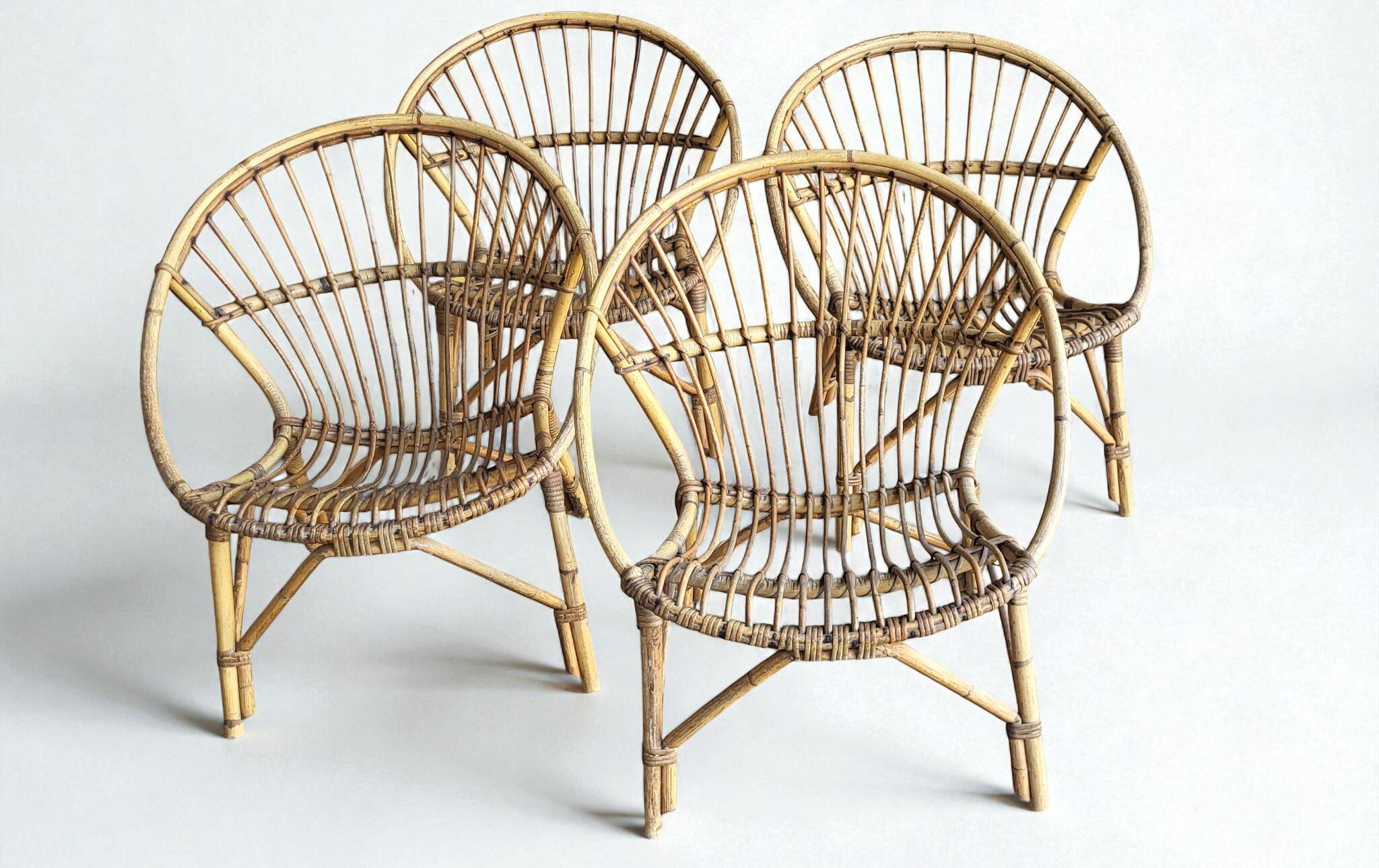 Salon, shell chairs in rattan from the 1960s.