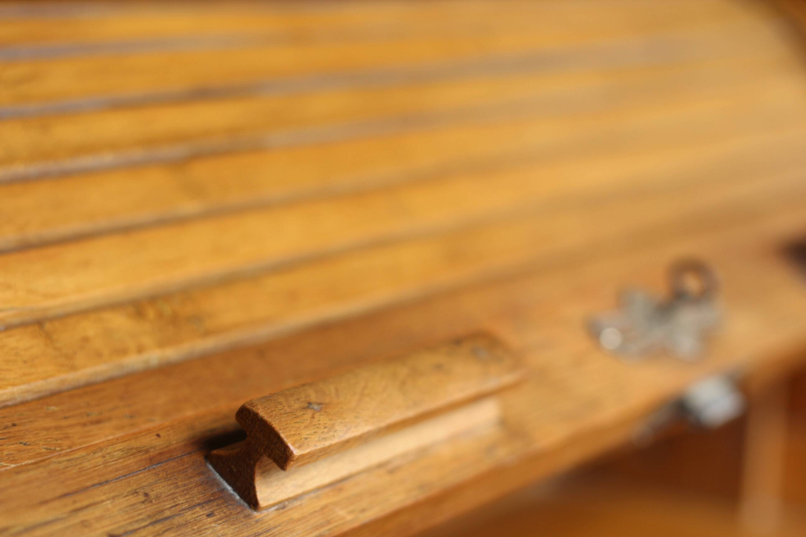 American desk with a single column in its original patina (1930s/40s).