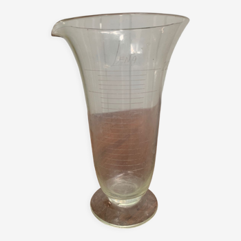 Graduated vase glass spout 1930