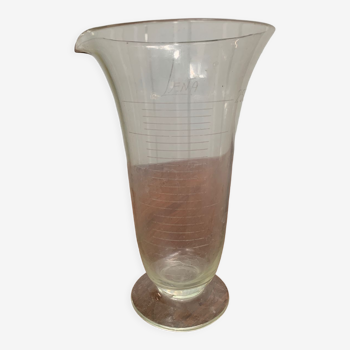 Verre vase gradué bec verseur 1930