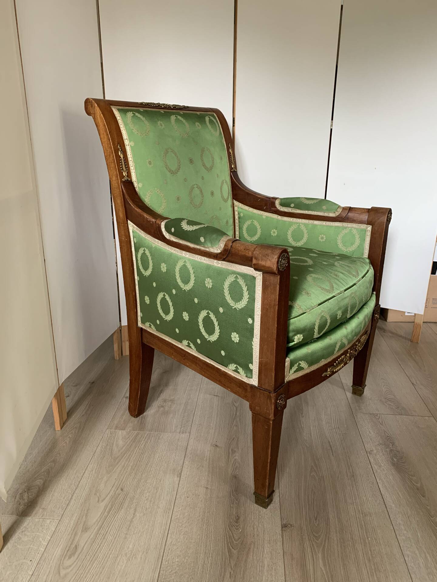 Fauteuil de style Empire en bois et tissu vert