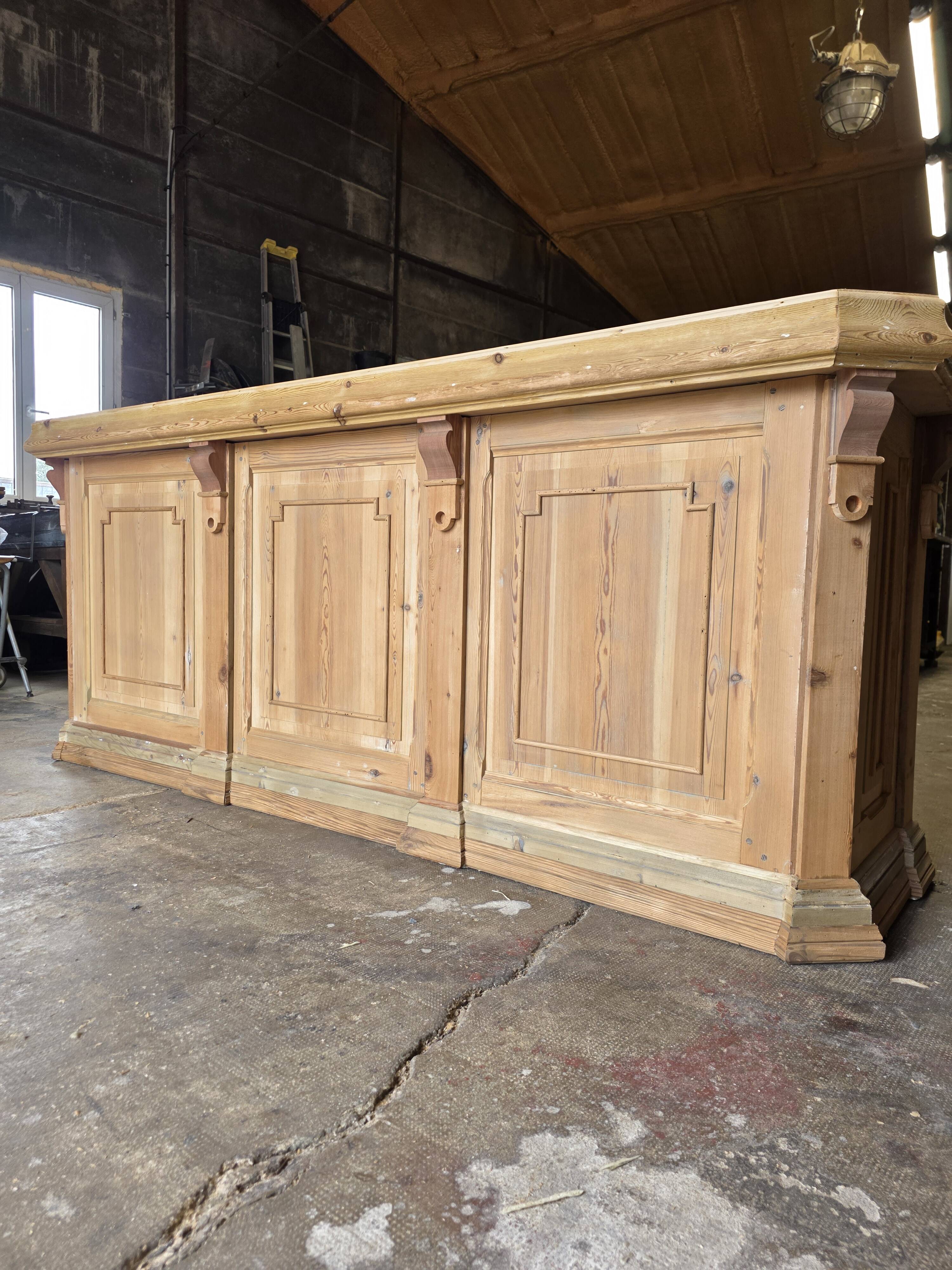 Bistro counter with a Hungarian point design.